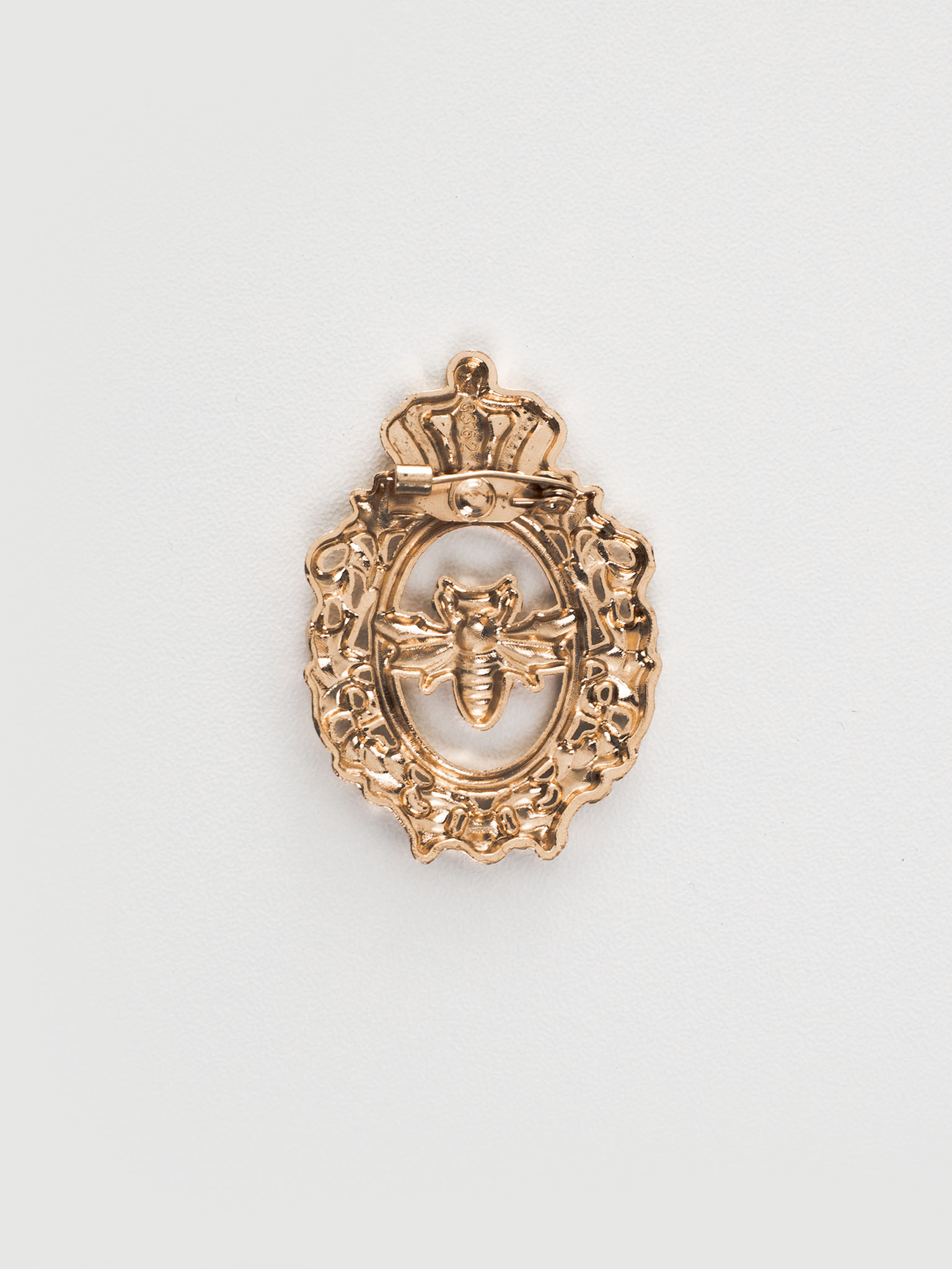 Golden brooch with pearl decor and flowers