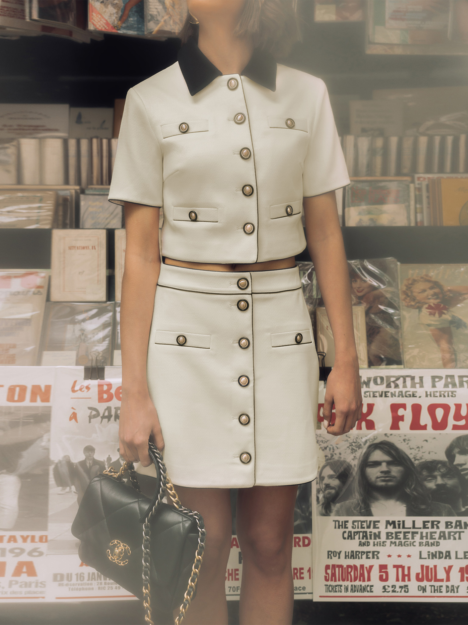 Single-breasted jacket with short sleeves and contrasting decor