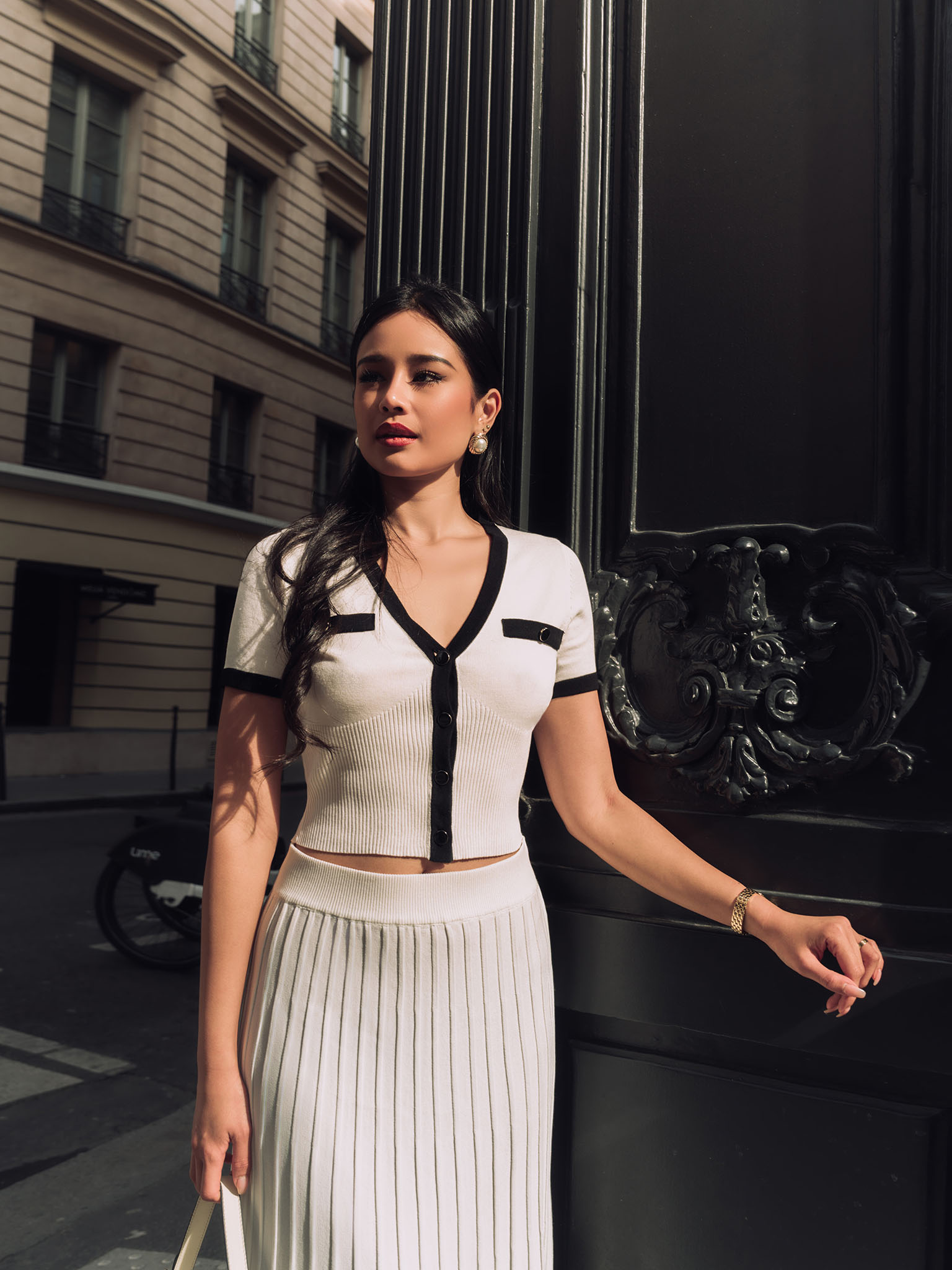 Knitted top with button fastening