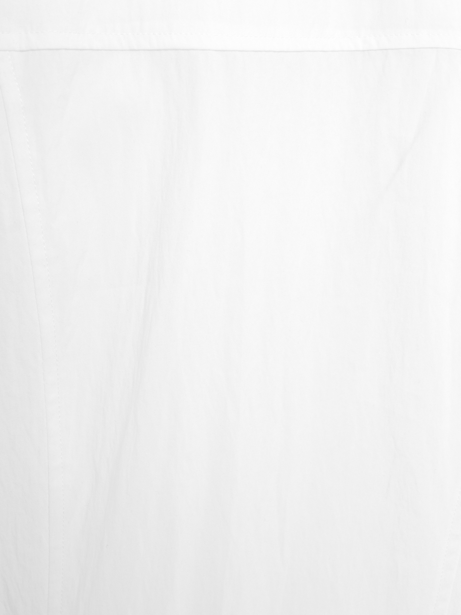 Loose shirt with pleats at the front