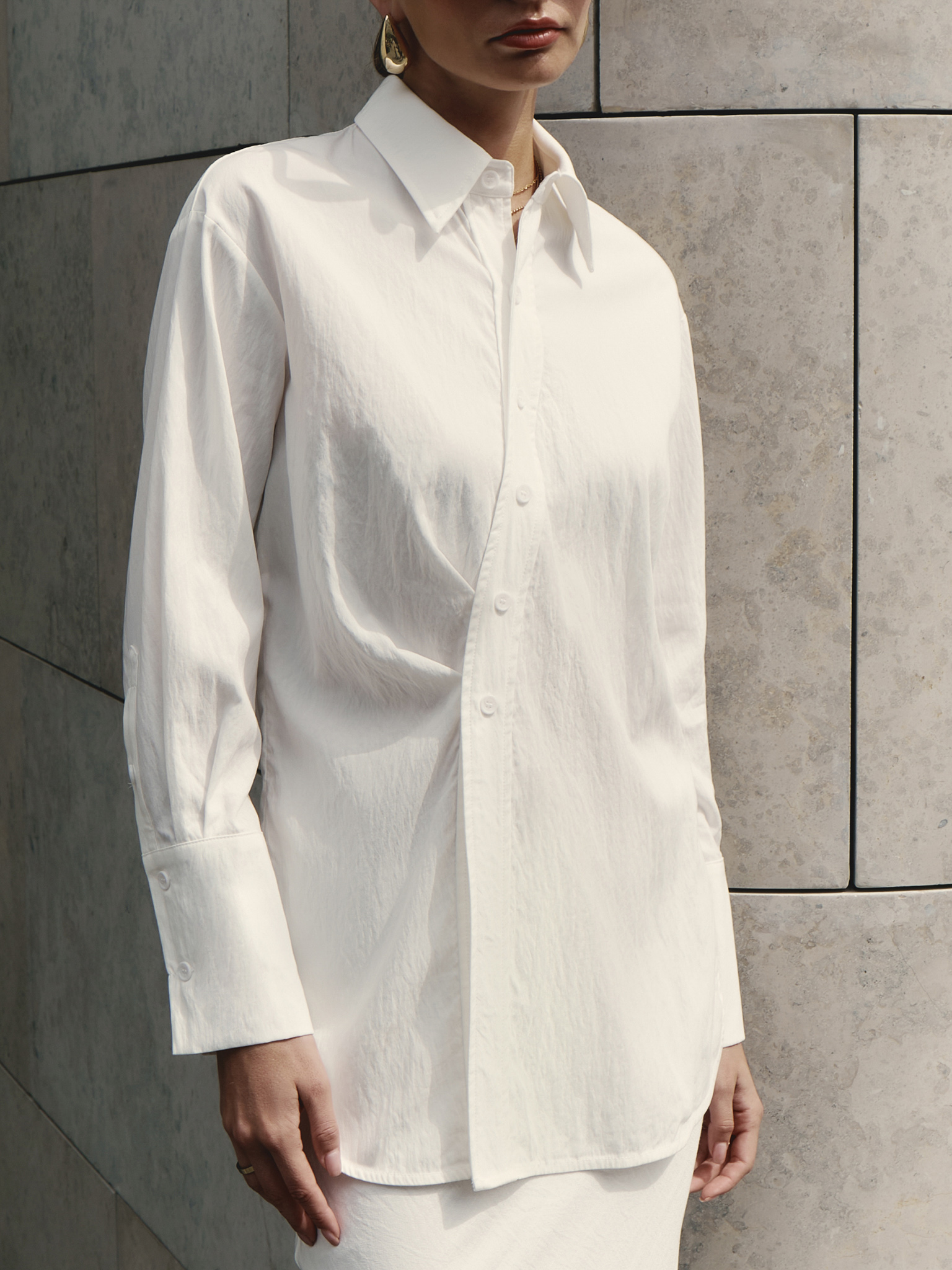 Loose shirt with pleats at the front