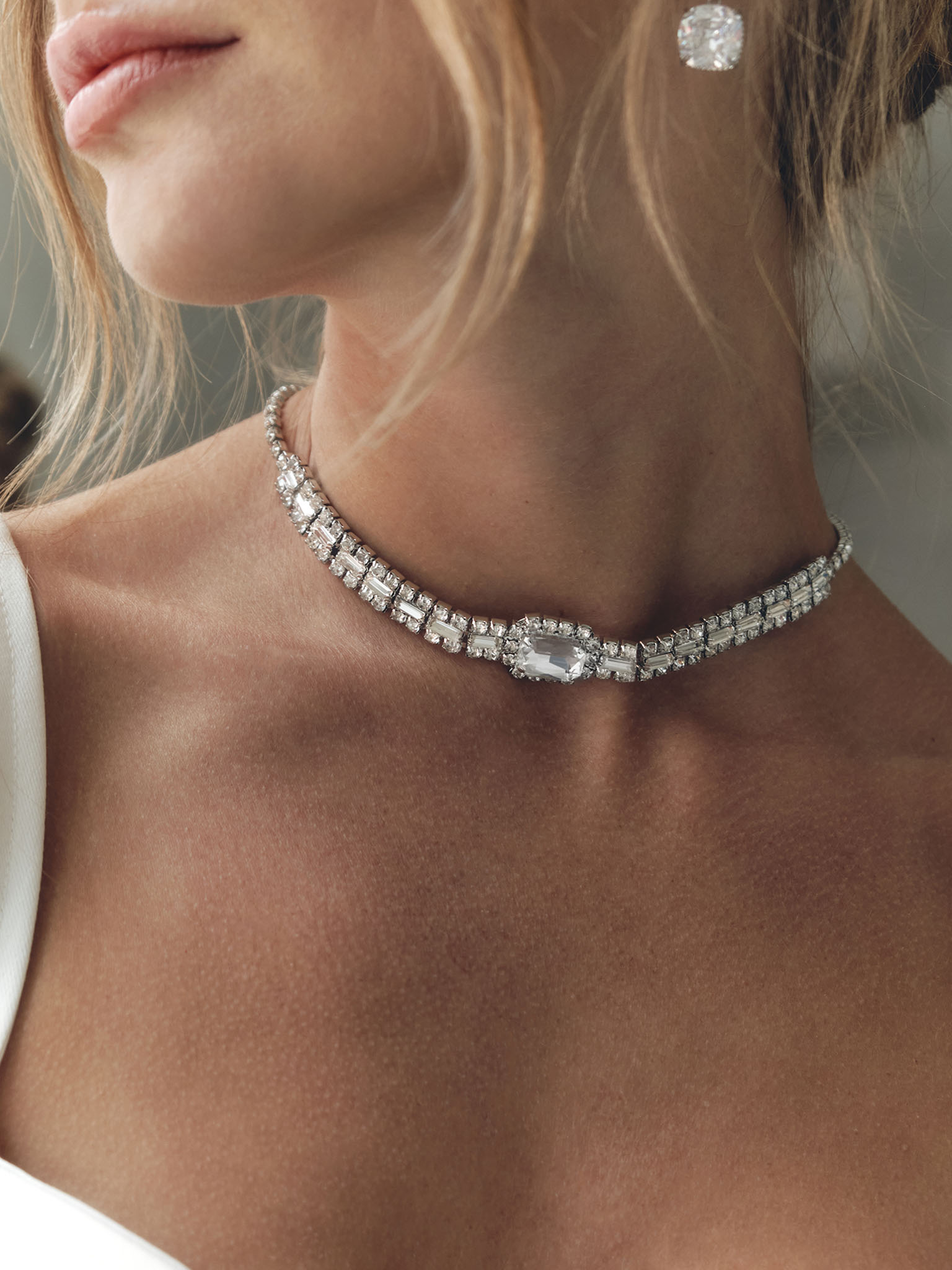 طوق فضي اللون مع أحجام مختلفة من حجر الراين