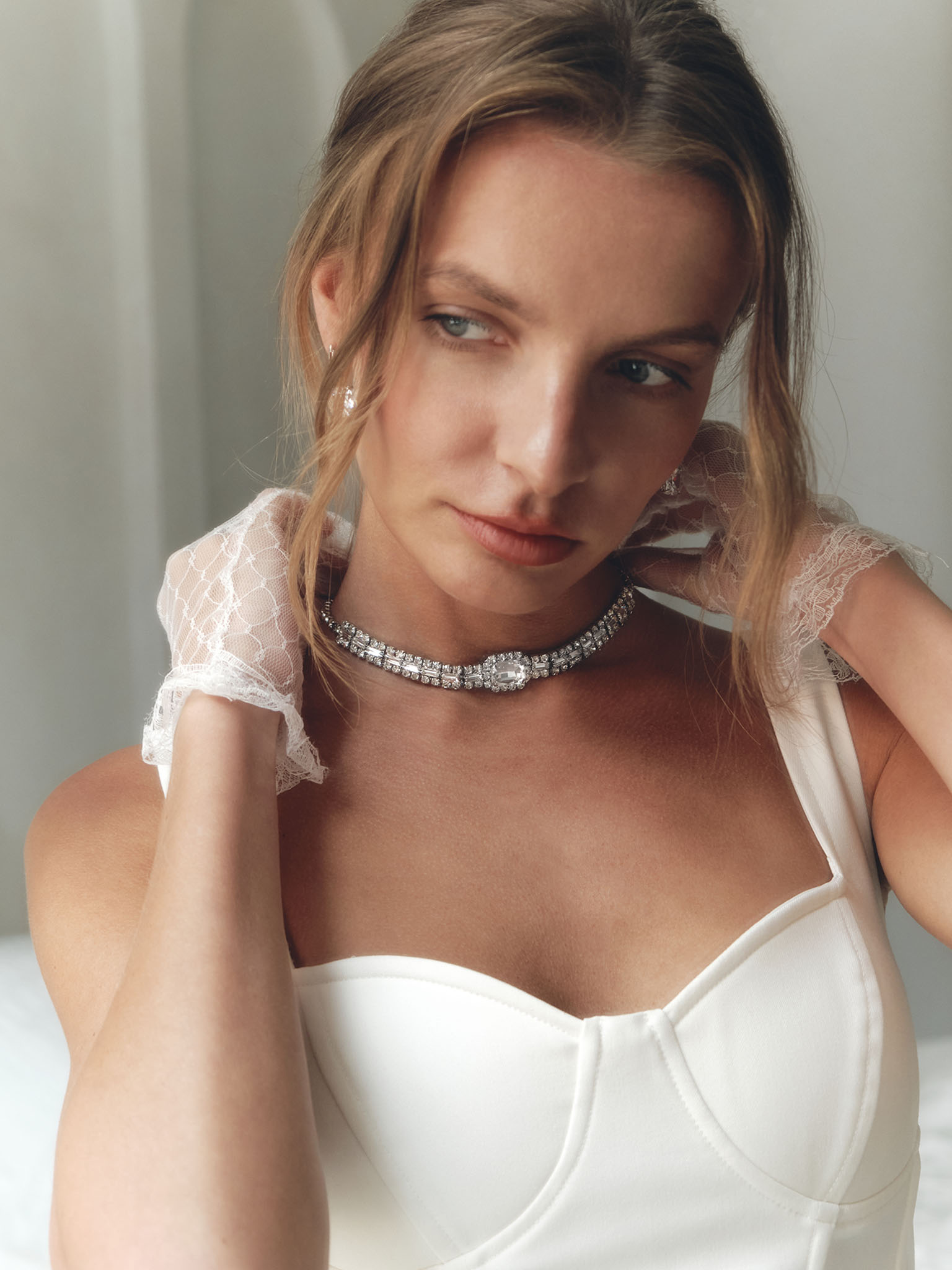 طوق فضي اللون مع أحجام مختلفة من حجر الراين