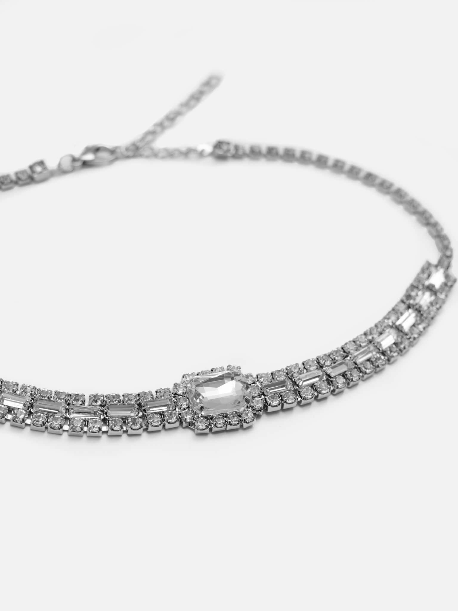 طوق فضي اللون مع أحجام مختلفة من حجر الراين