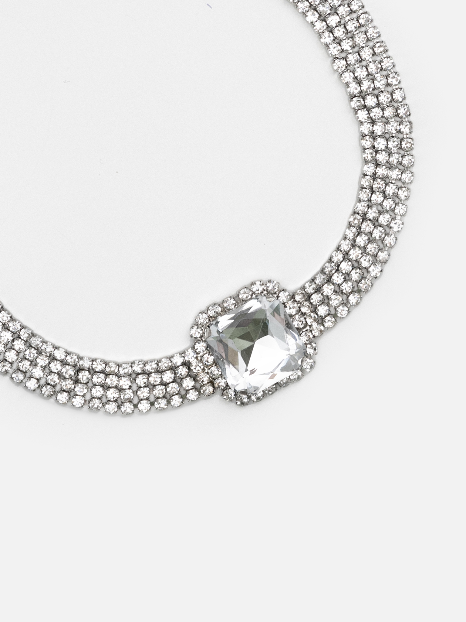 Rhinestone choker necklace with different sized rhinestones