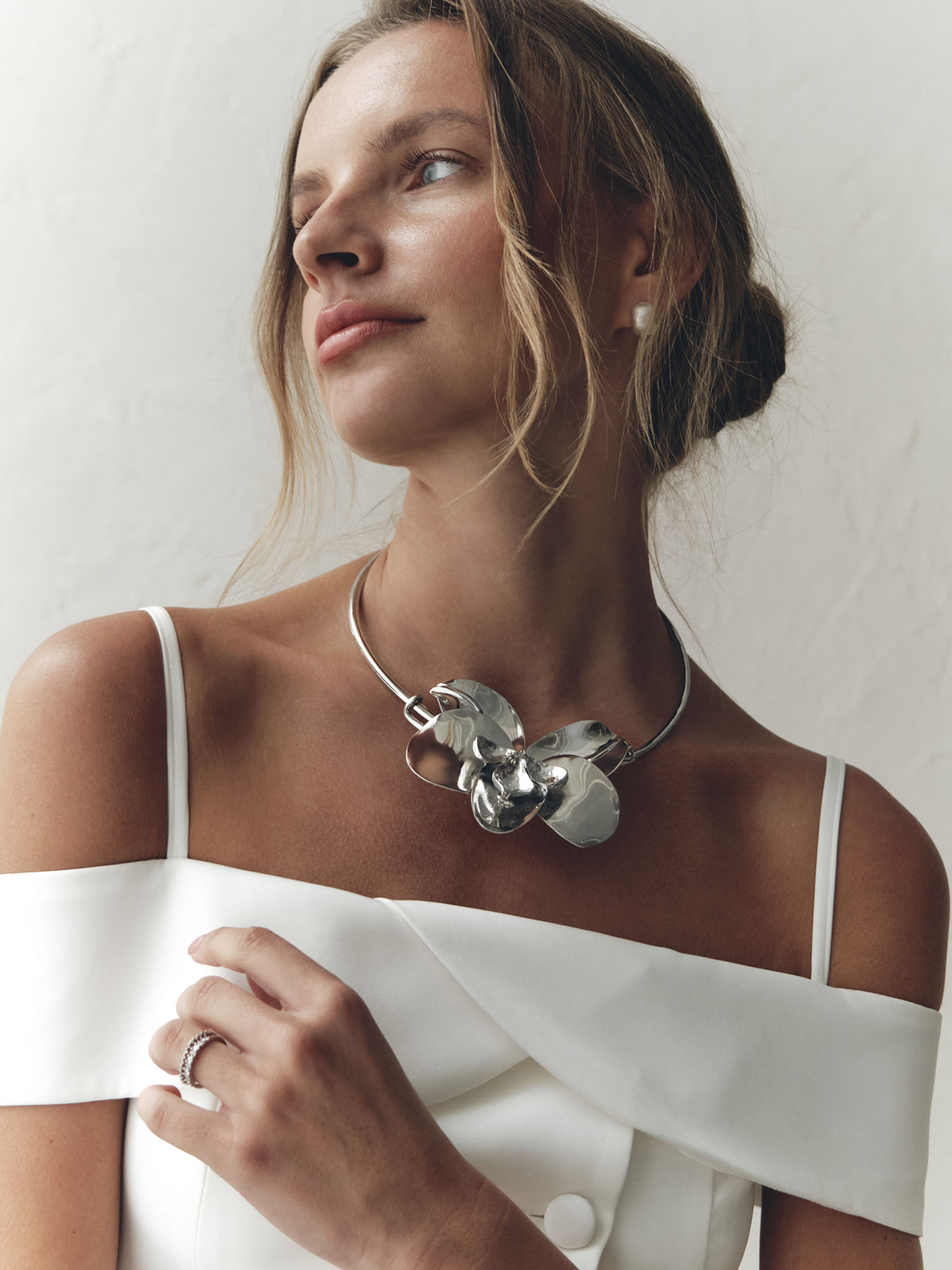 Round necklace with metal flower