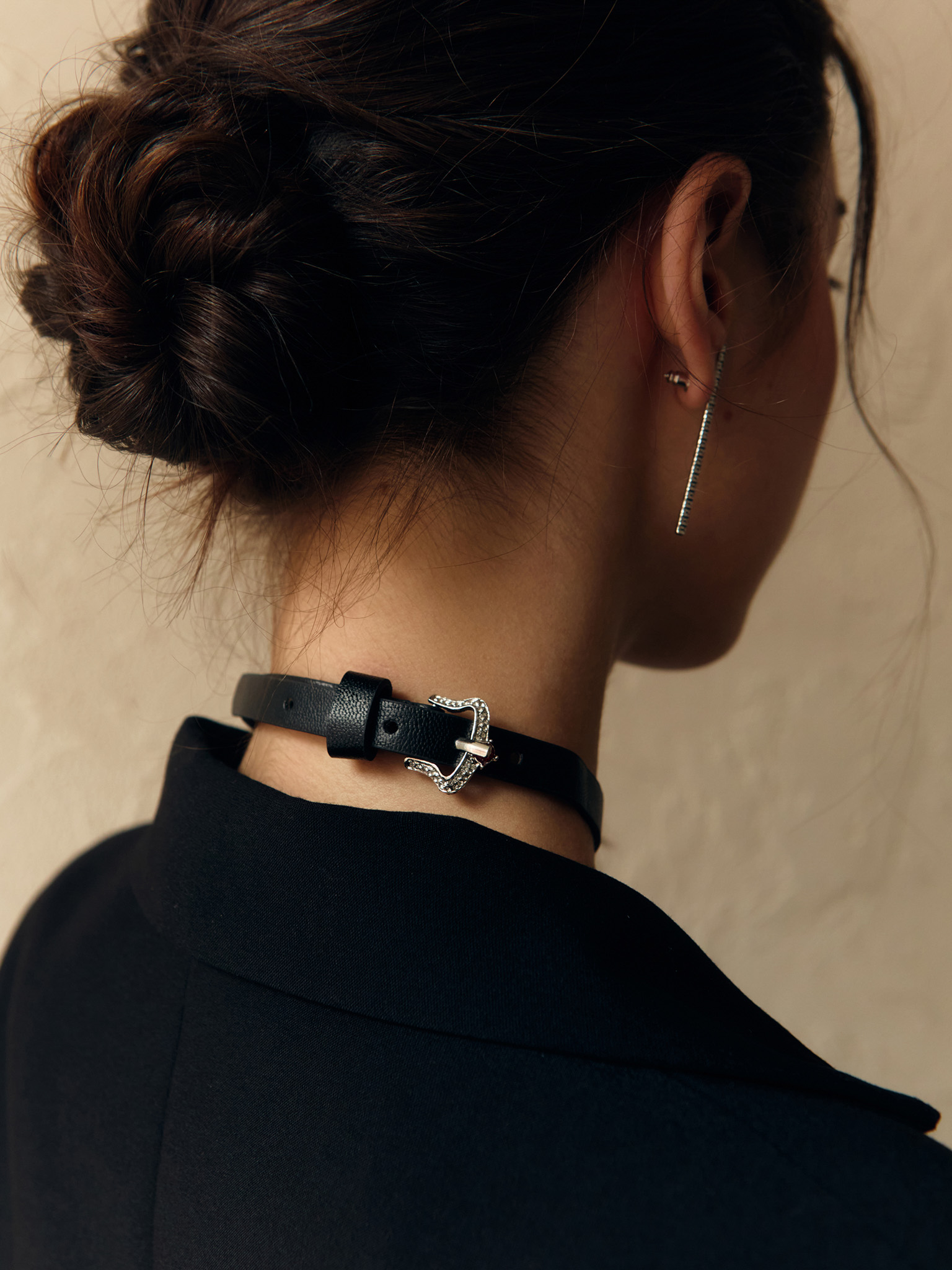 Choker necklace with rhinestone flower