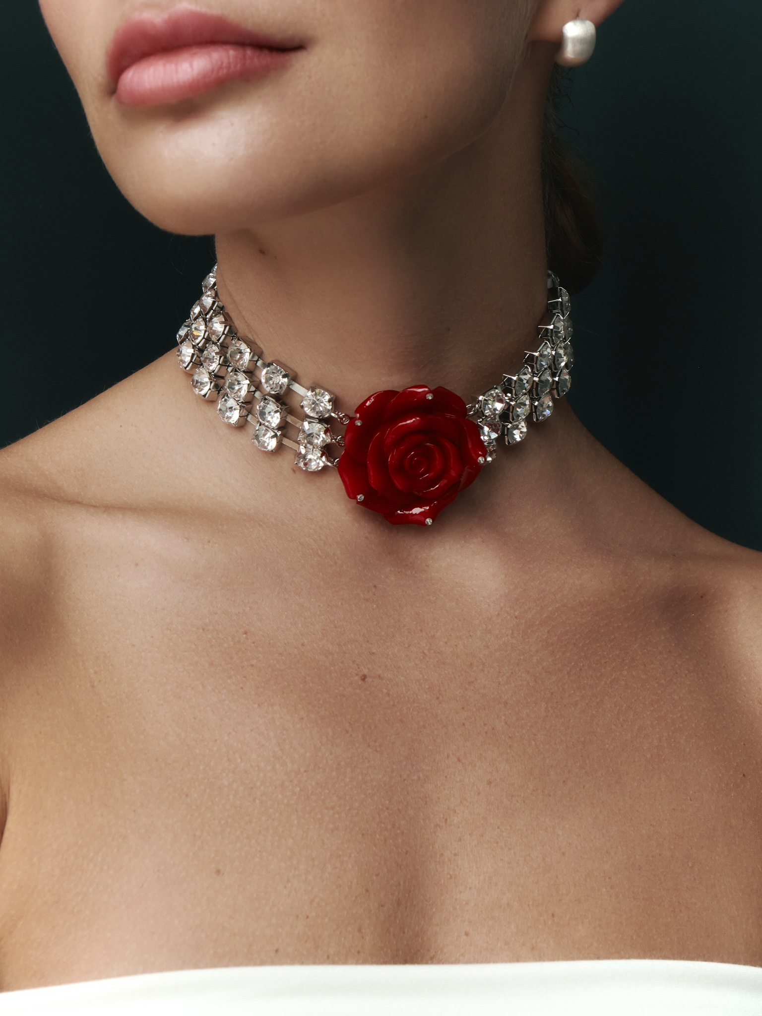Choker necklace with stones and a contrasting rose