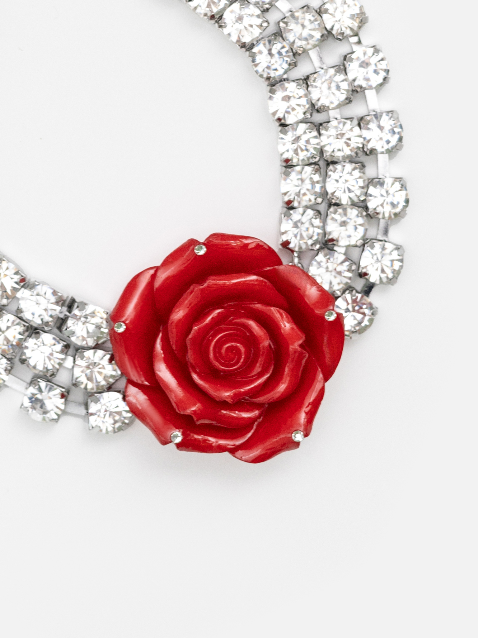 Choker necklace with stones and a contrasting rose