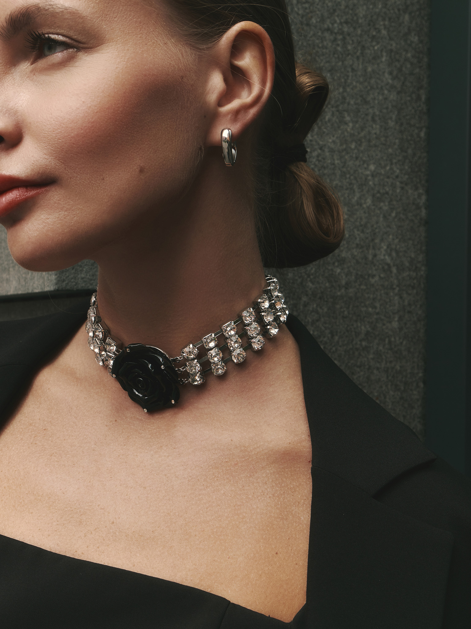 Choker necklace with stones and a contrasting rose