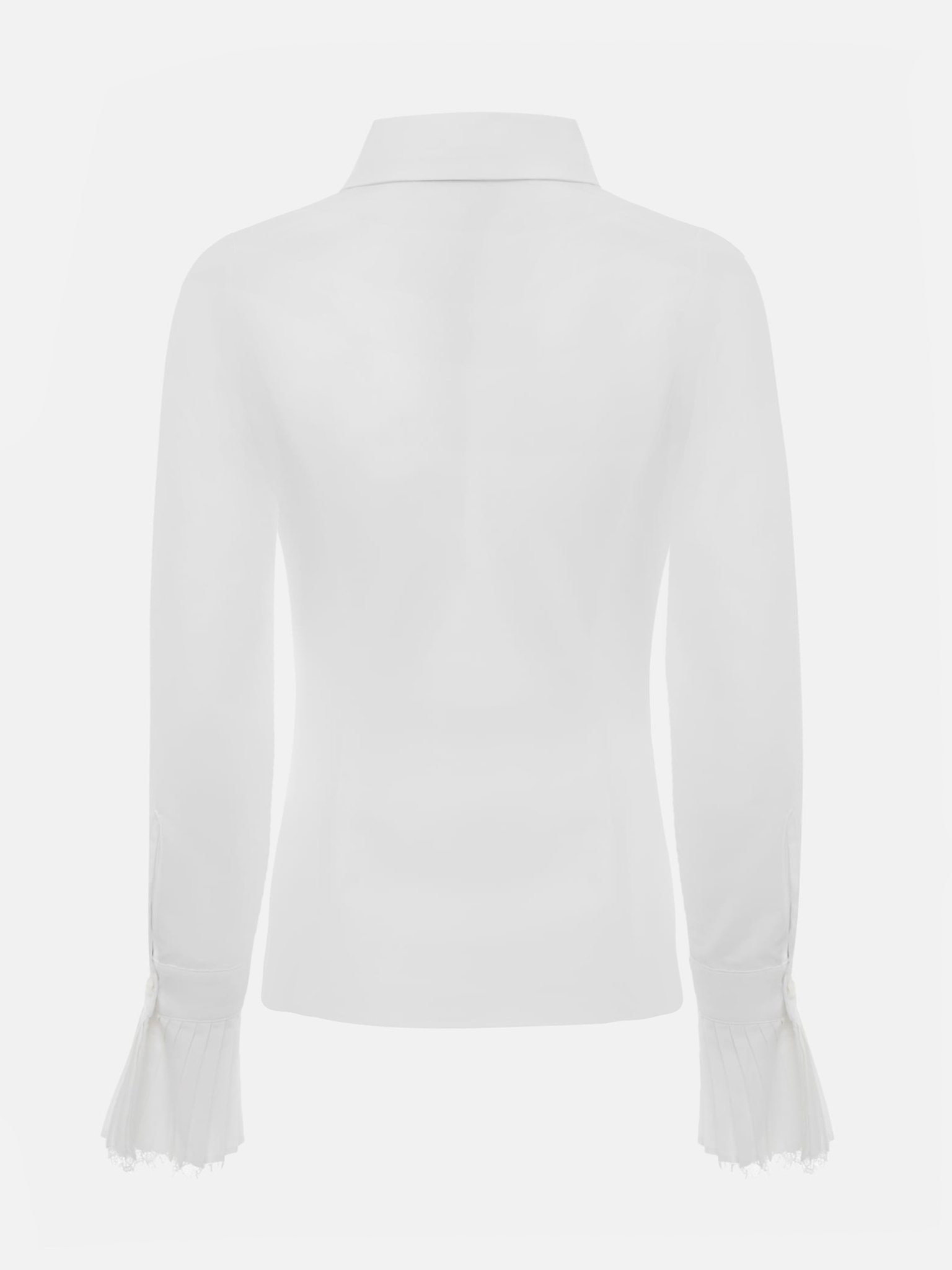 Fitted shirt with lace on the cuffs
