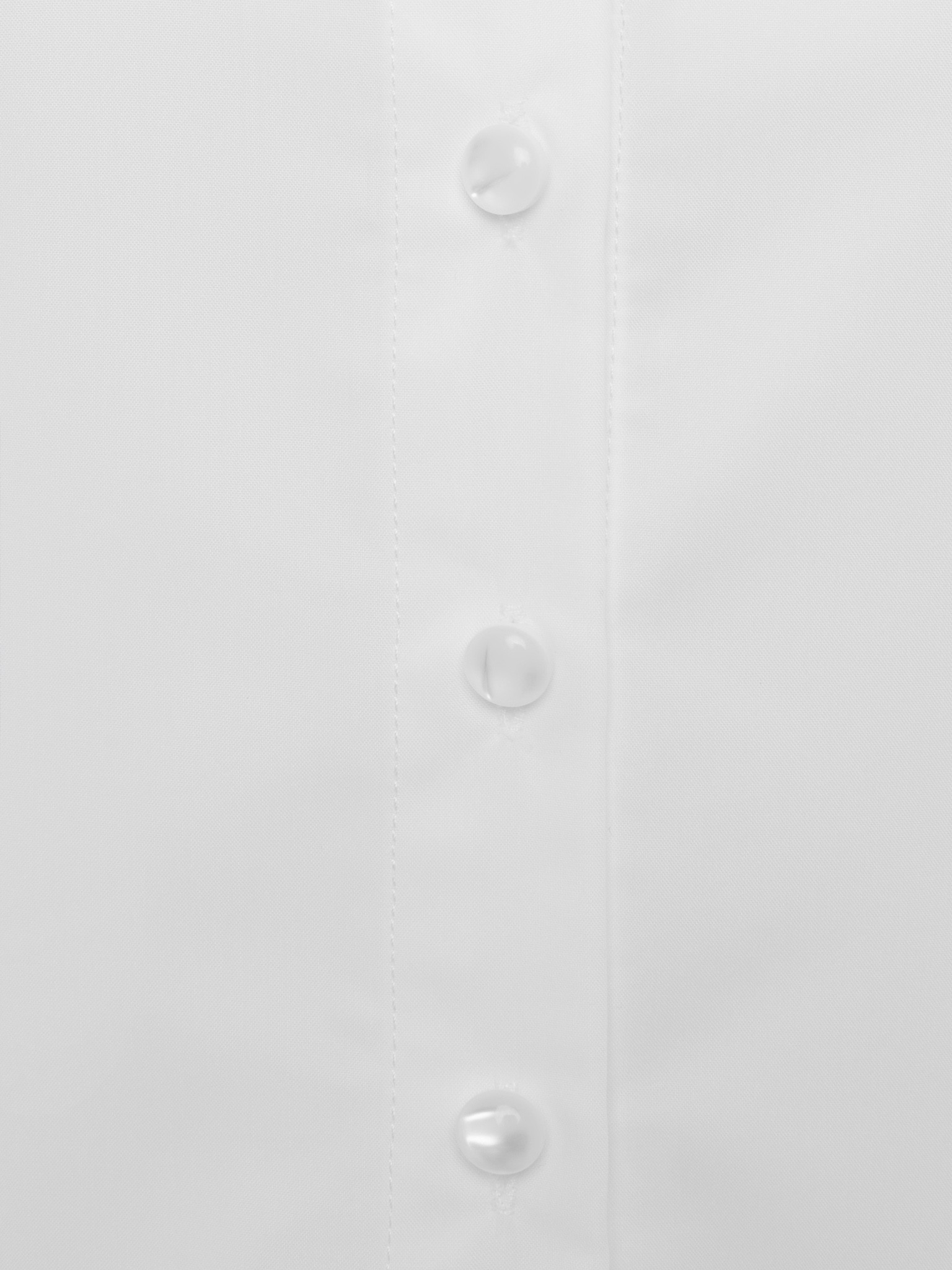 Fitted shirt with lace on the cuffs