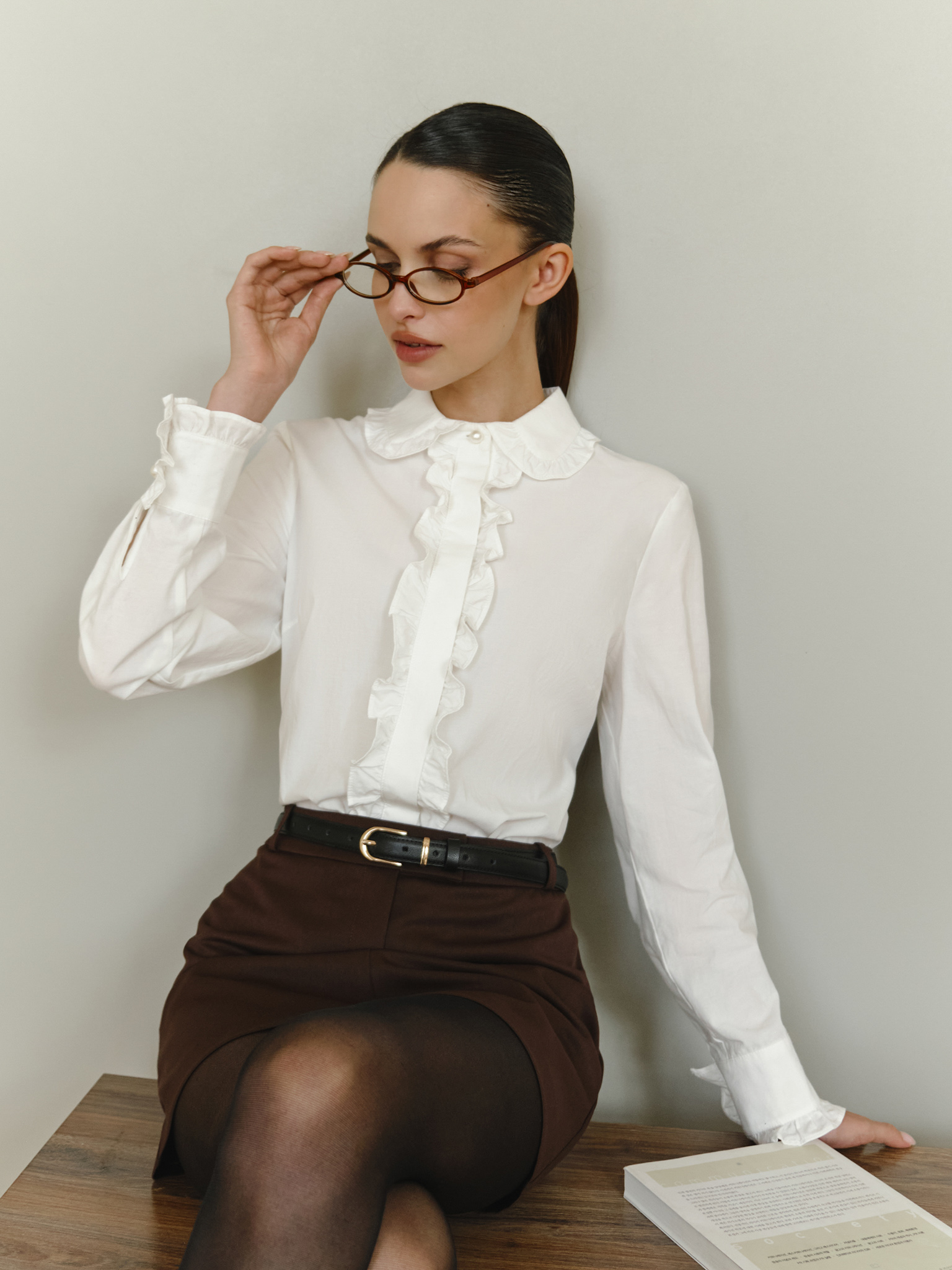 Straight shirt with ruffles on collar and placket