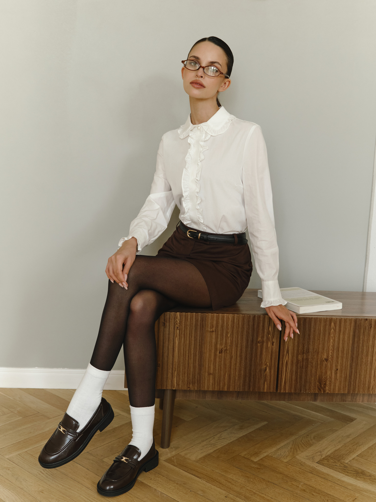 Straight shirt with ruffles on collar and placket