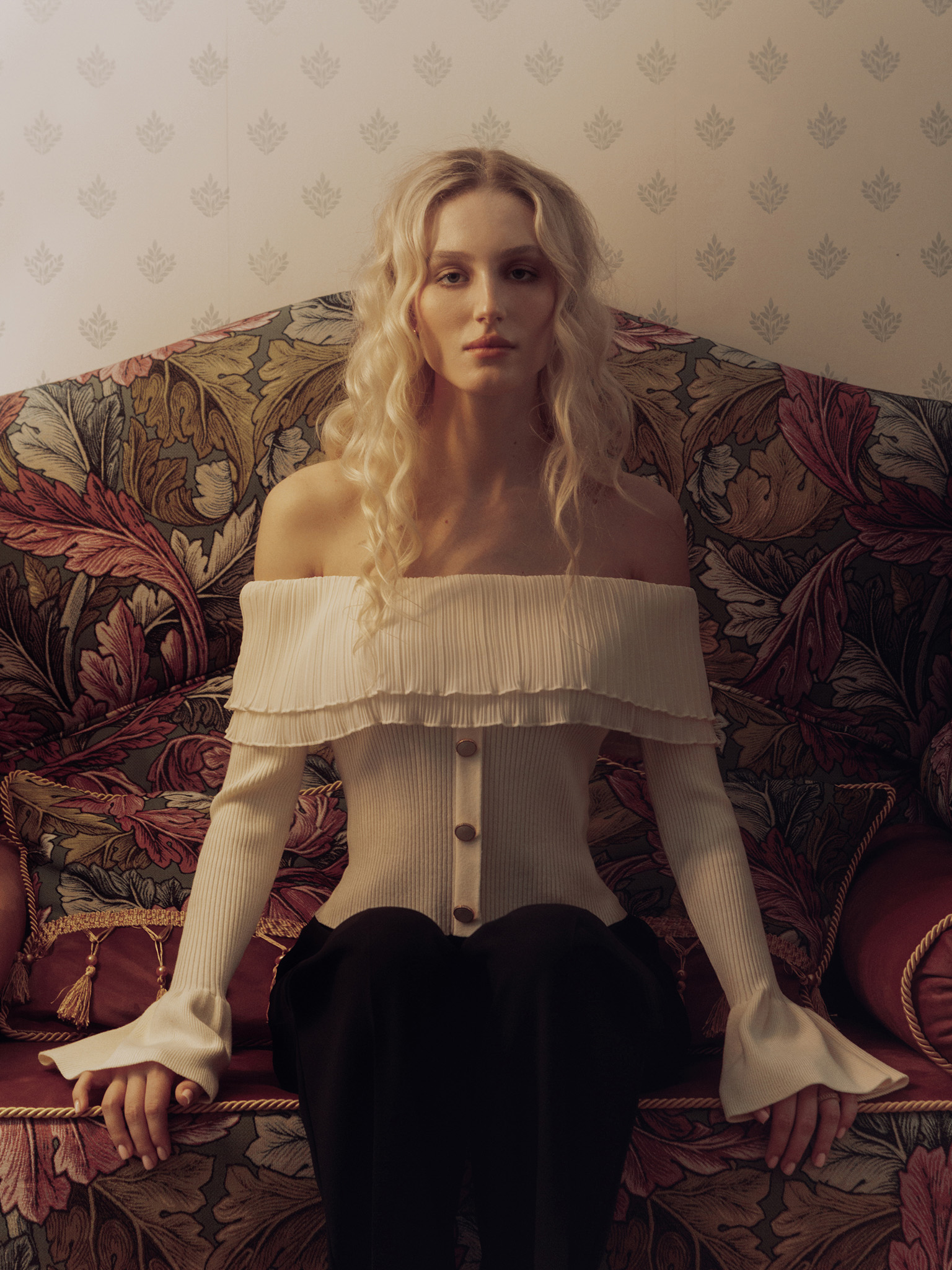 Fitted top with open shoulders and large buttons