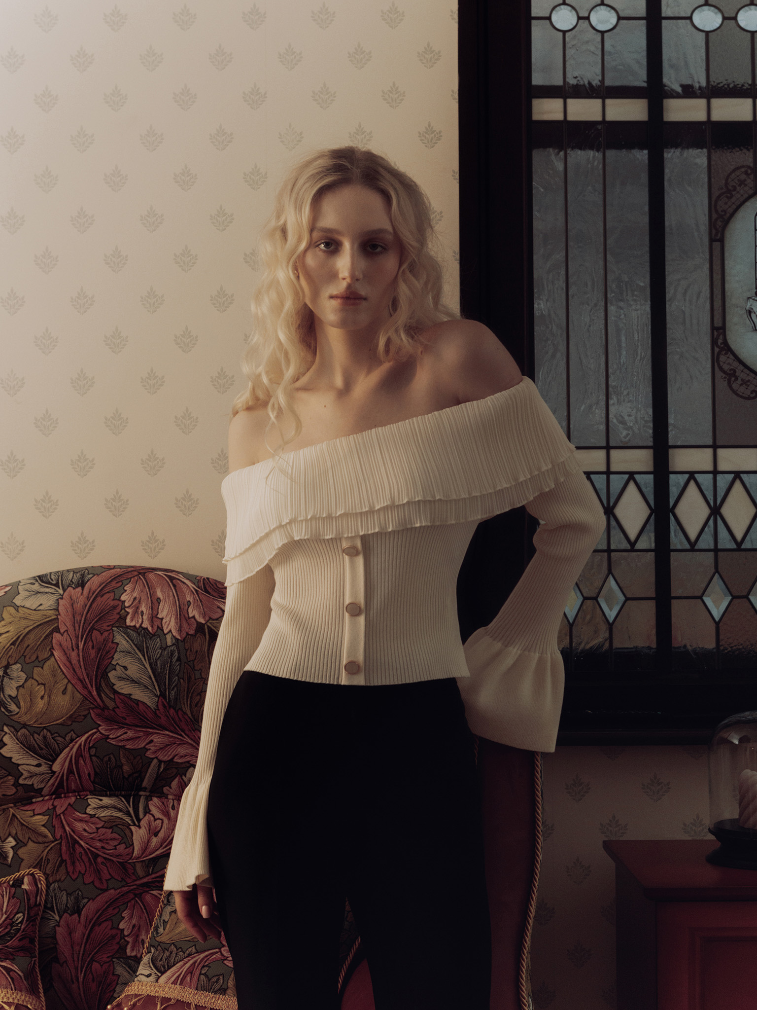 Fitted top with open shoulders and large buttons