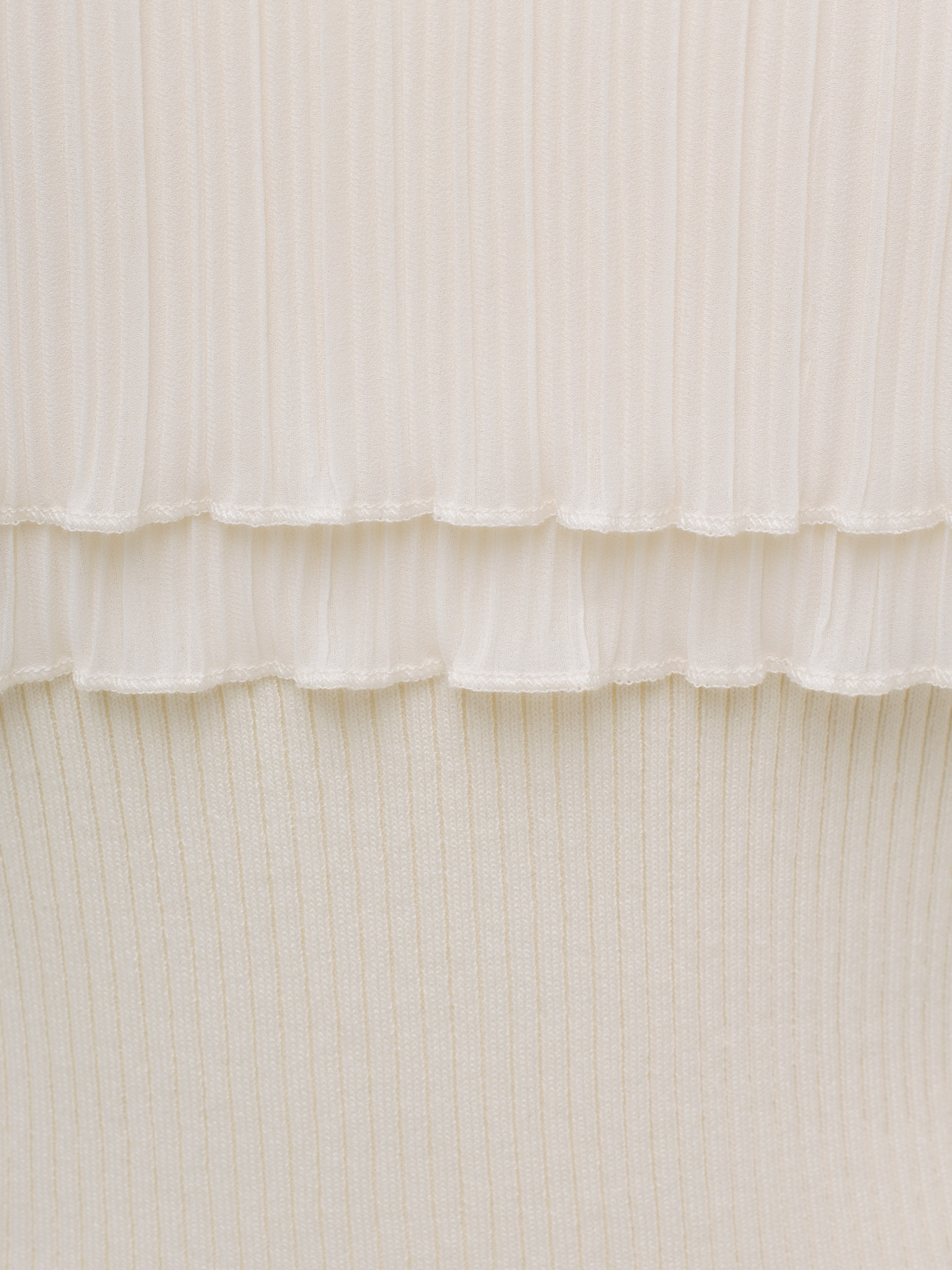 Fitted top with open shoulders and large buttons