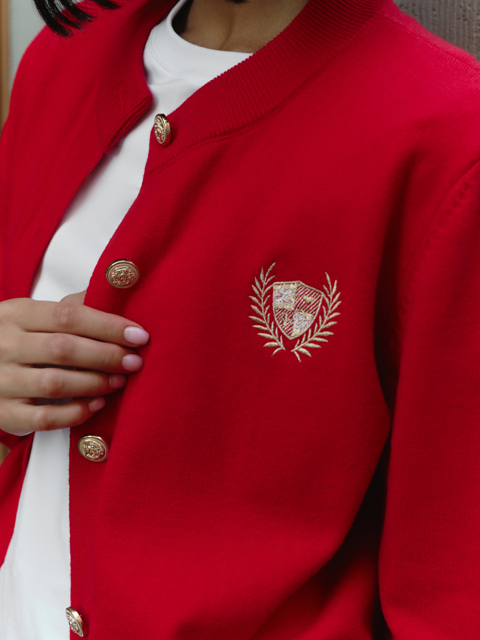 Strickjacke mit Stickerei und goldenen Knöpfen