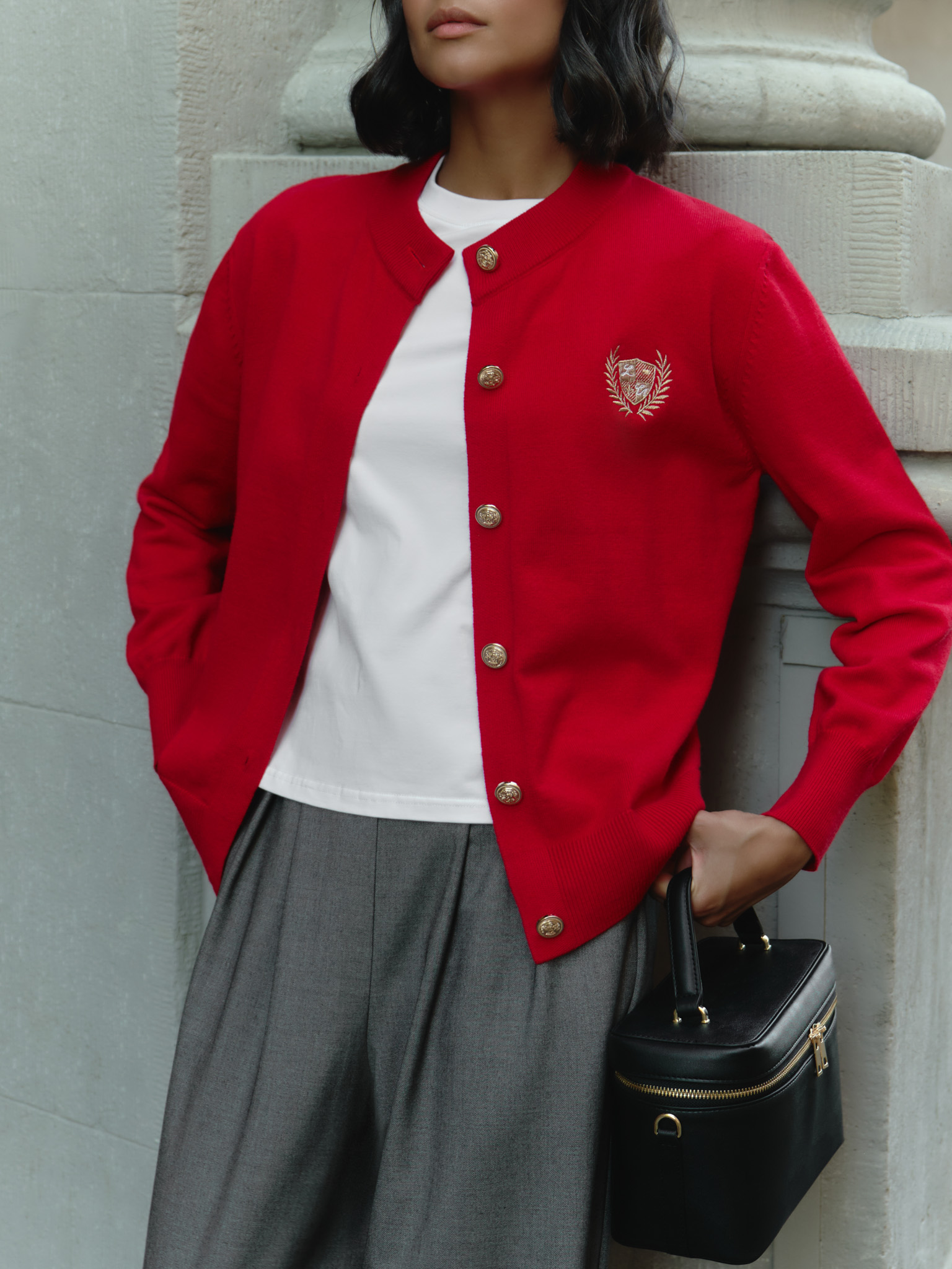 Strickjacke mit Stickerei und goldenen Knöpfen