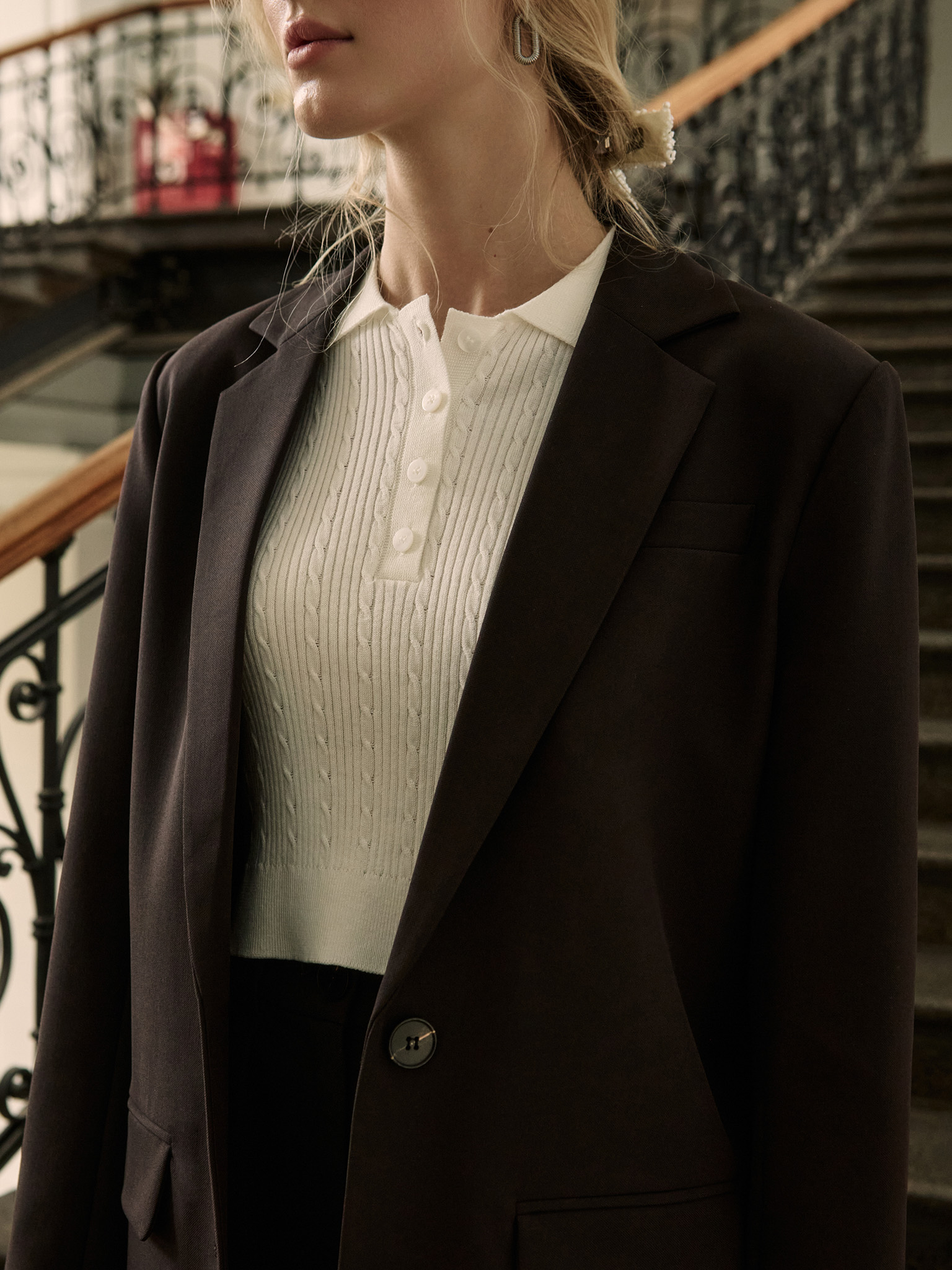 Single-breasted suiting jacket with oversized buttons