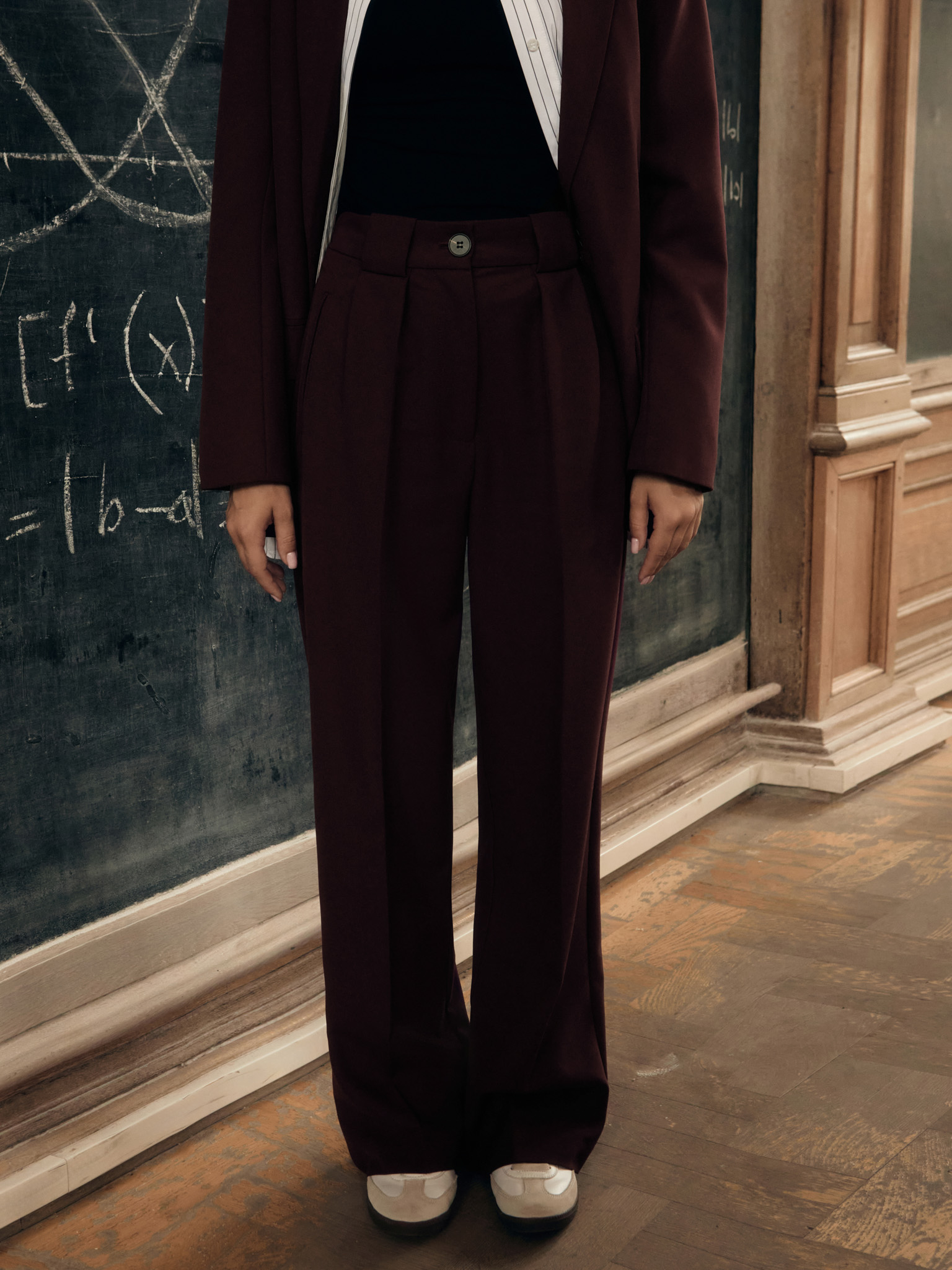 Костюмные брюки с защипами на талии