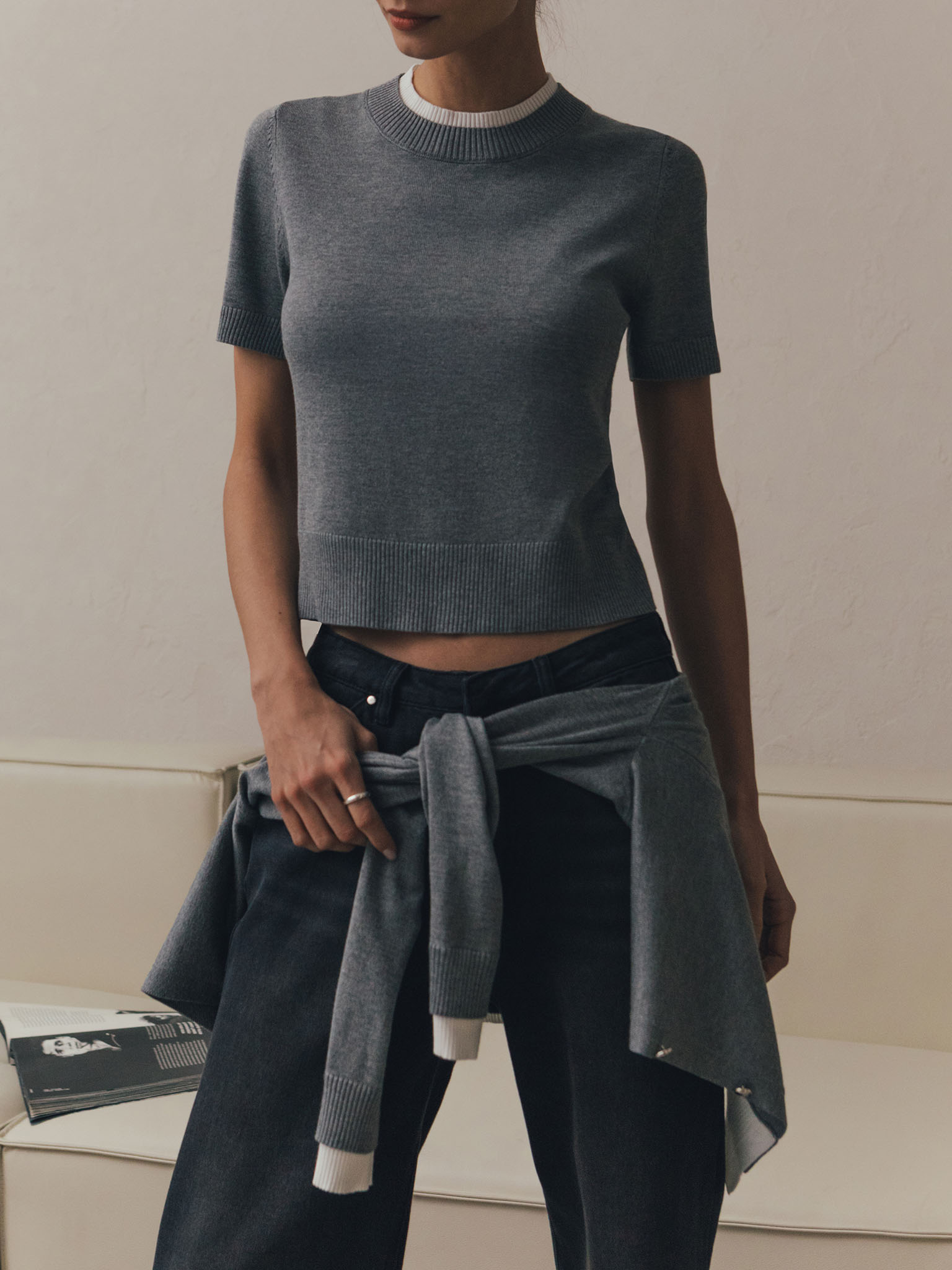 Koszulka z dzianiny z kontrastową lamówką na kołnierzu