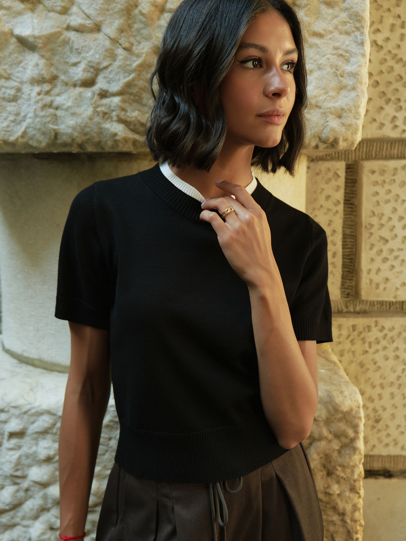 Knitted jersey T-shirt with contrast edging on the collar