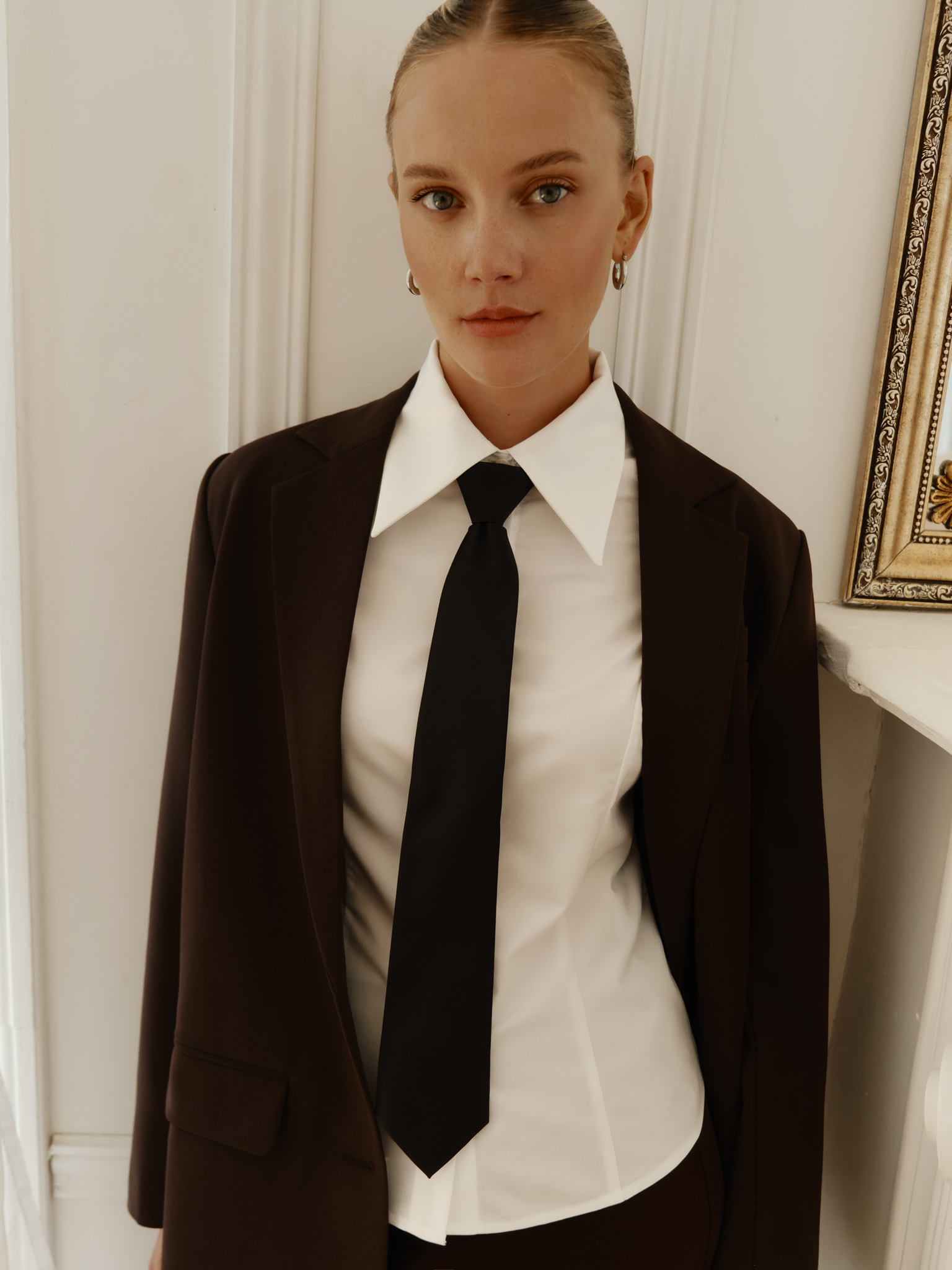 Tie with an elastic band