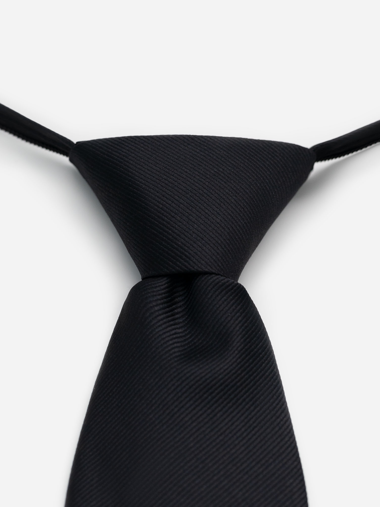 Tie with an elastic band