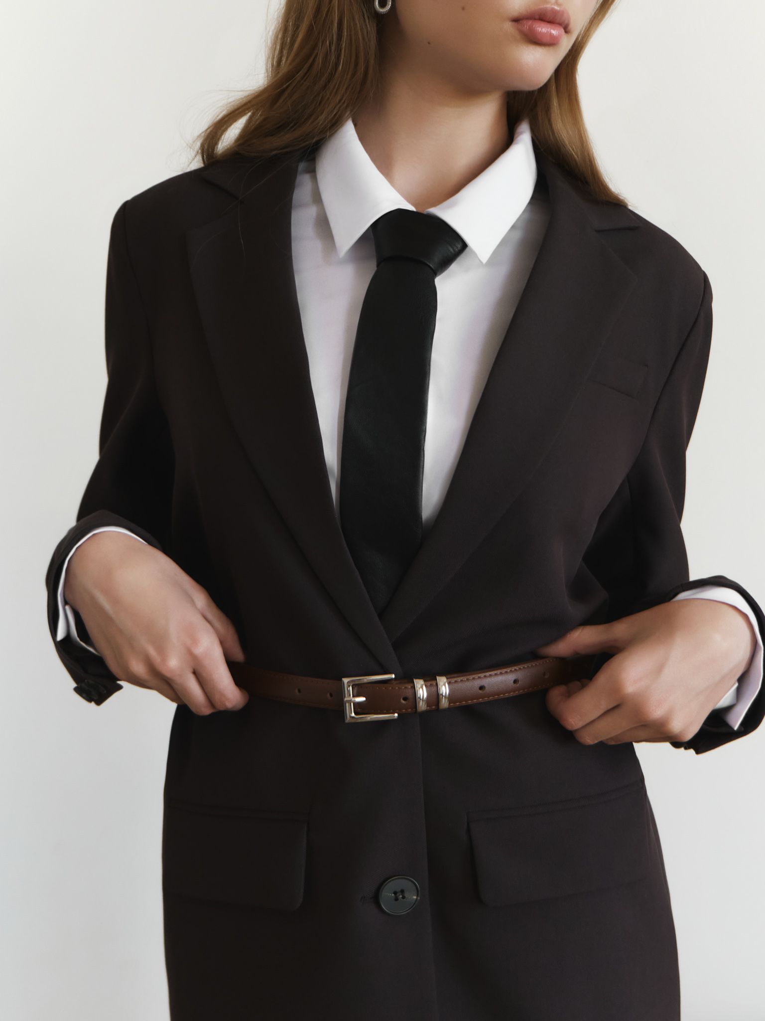 Slim leather belt with metal loops