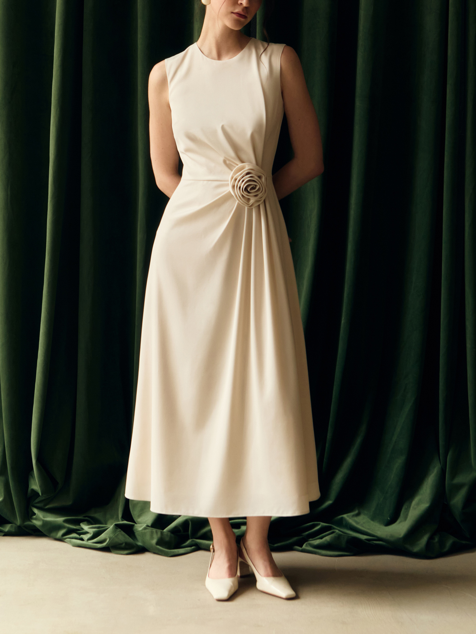 Платье миди без рукавов с цветком на талии