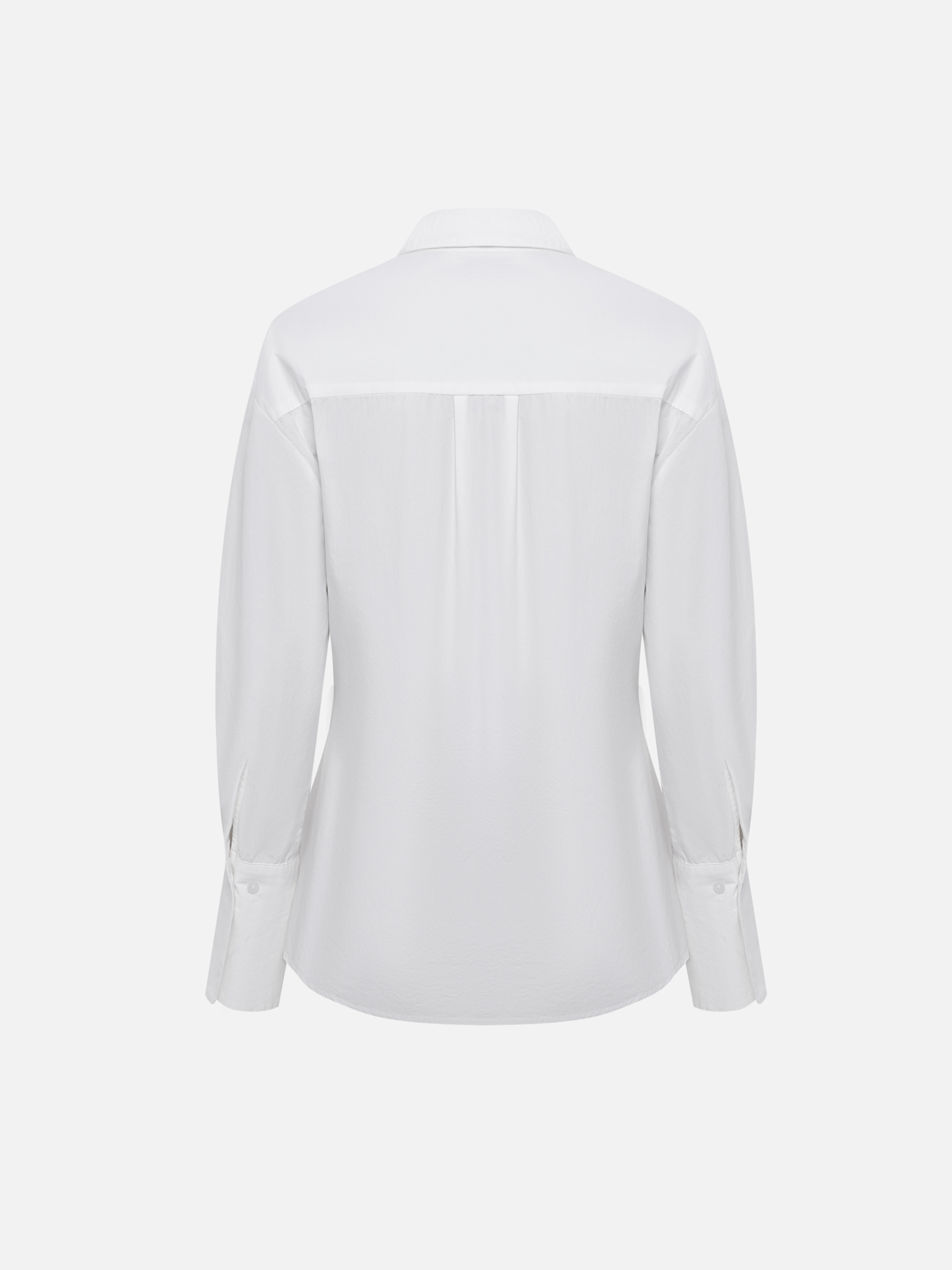Fitted shirt with asymmetrical fastening
