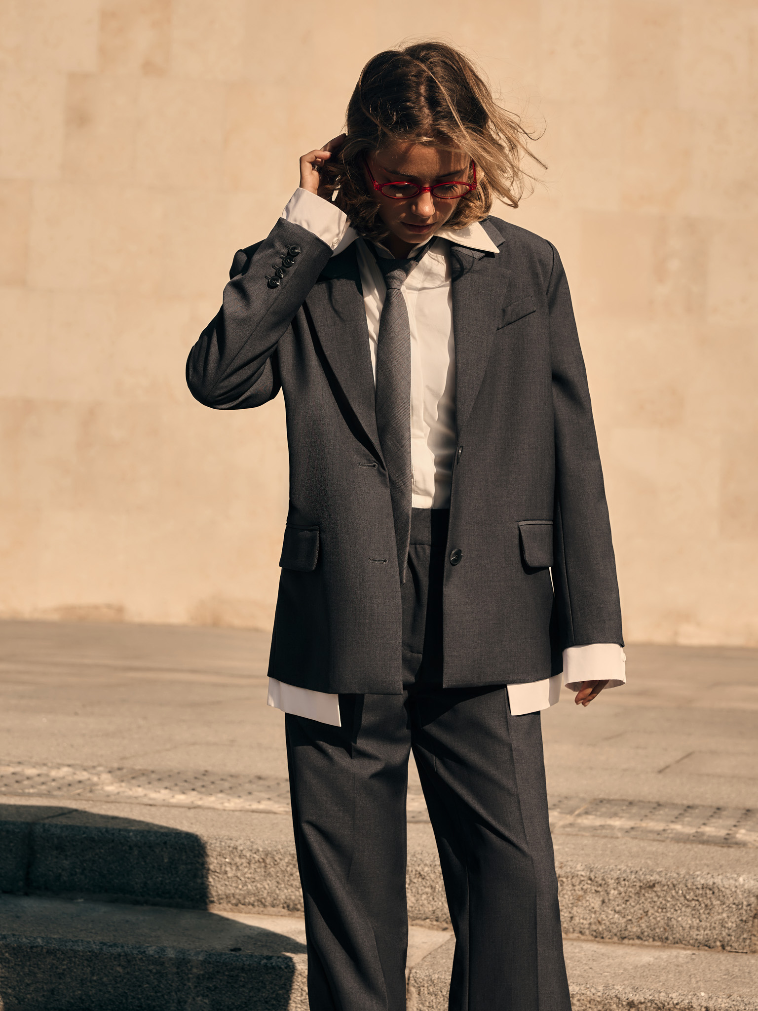 جاكيت كبير الحجم مع قميص مقلد