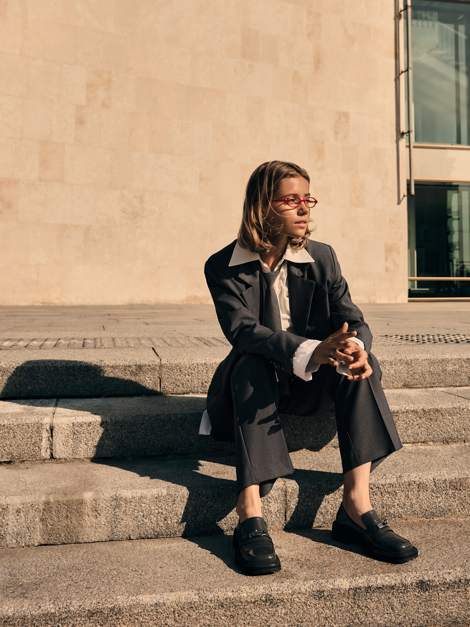 جاكيت كبير الحجم مع قميص مقلد