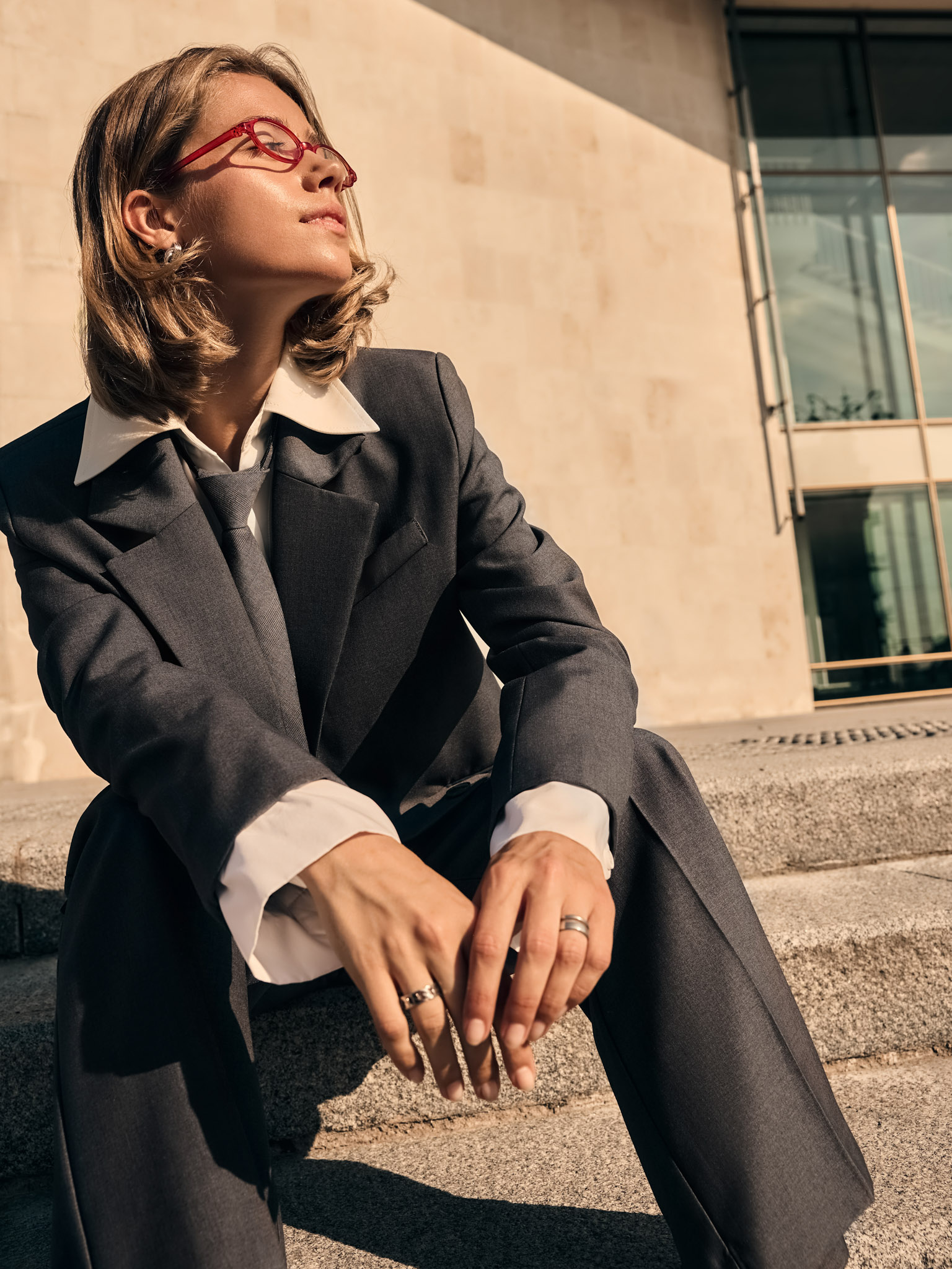 جاكيت كبير الحجم مع قميص مقلد