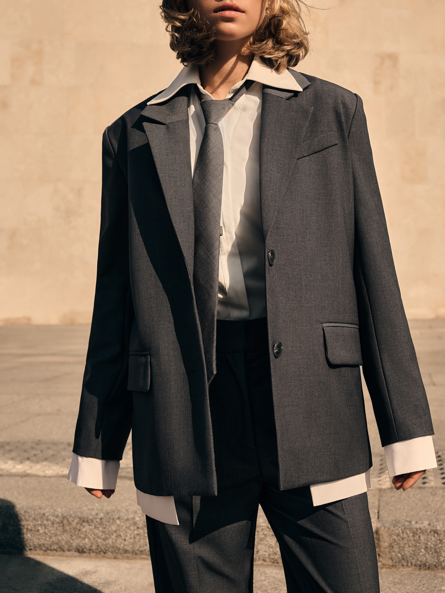 جاكيت كبير الحجم مع قميص مقلد