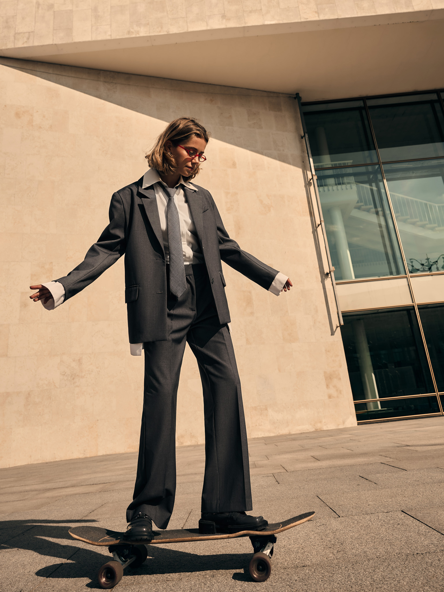 جاكيت كبير الحجم مع قميص مقلد