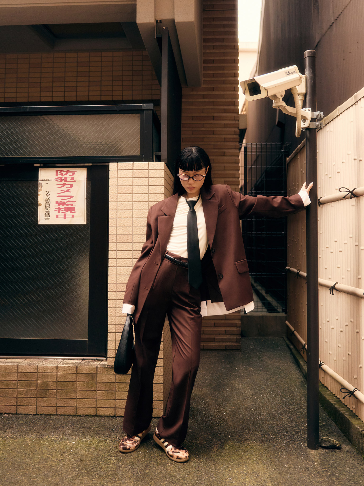 Pantalon de coupe droite avec rabats et flèches