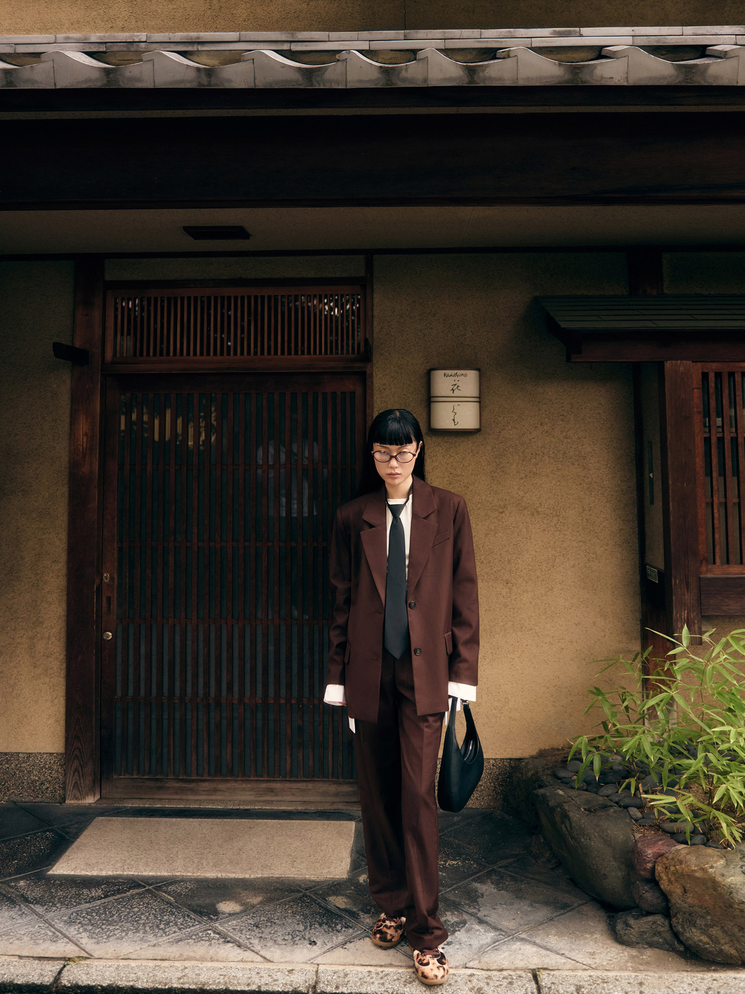 Pantalon de coupe droite avec rabats et flèches