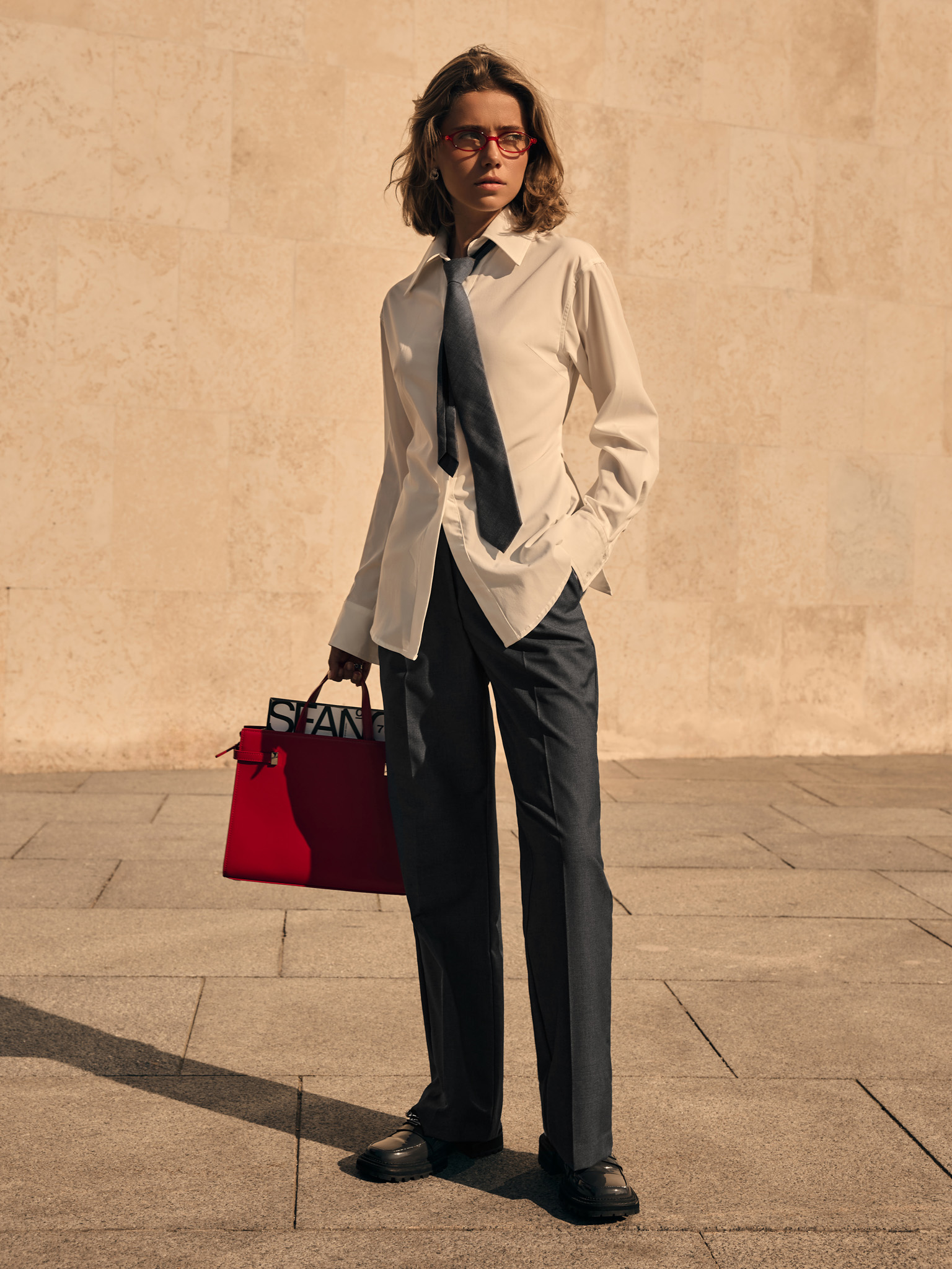 بنطال بقصة مستقيمة مع طيات وتجاعيد مخيطة