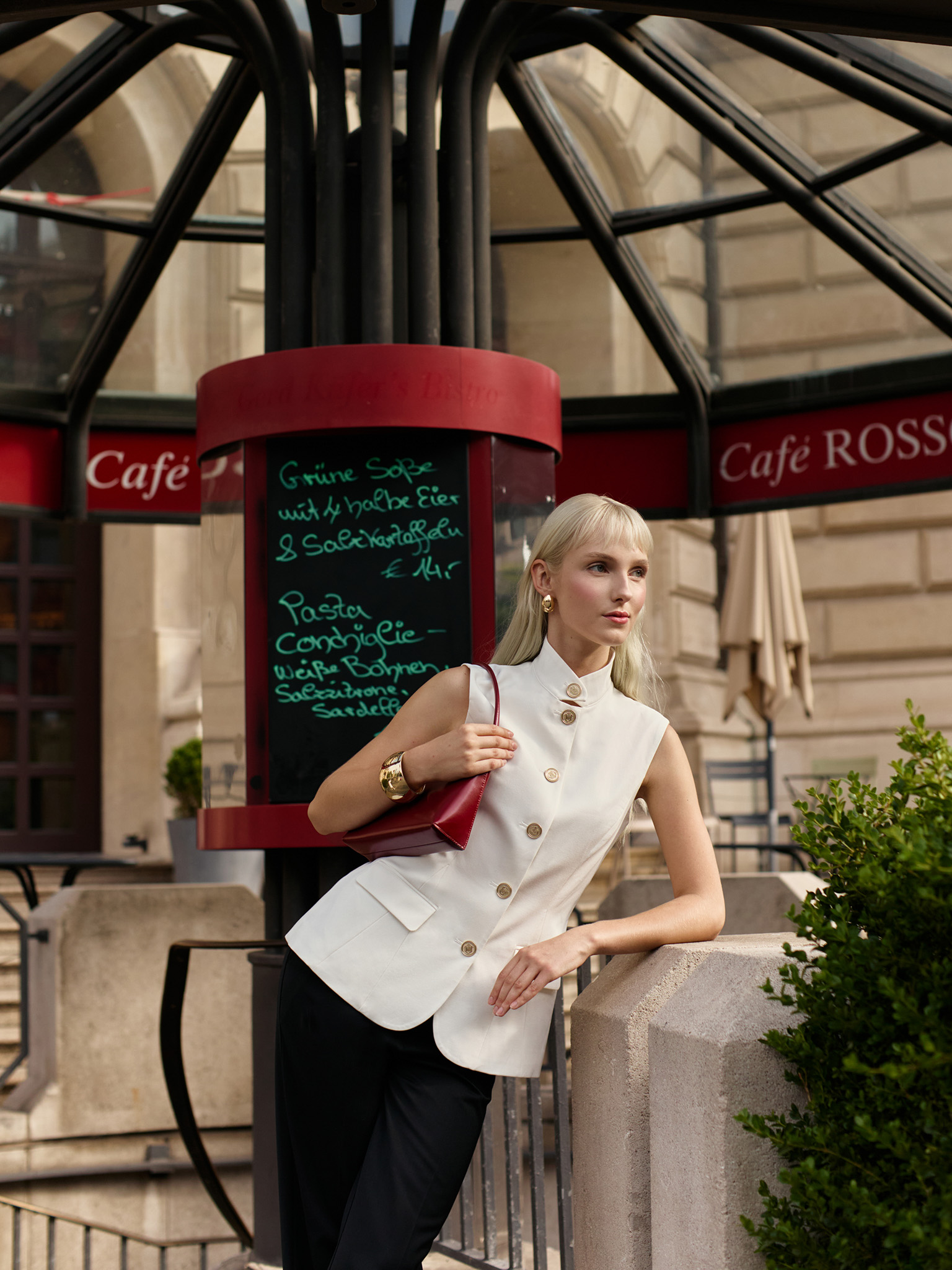 Anzugweste mit Stehkragen und Akzentknöpfen