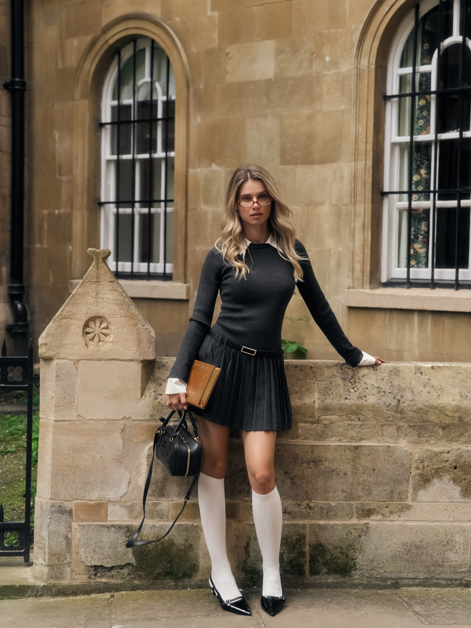 Minikleid aus Strick mit Kontrasteinsätzen und Eco-Ledergürtel