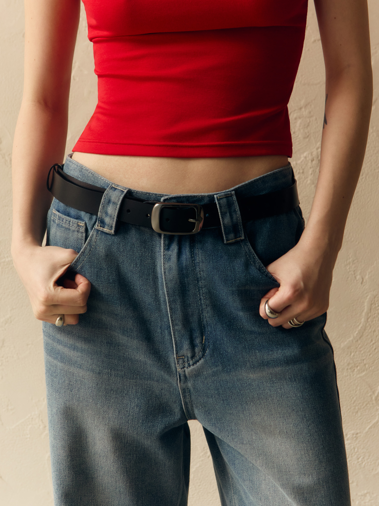 حزام جلد مع إبزيم كبير