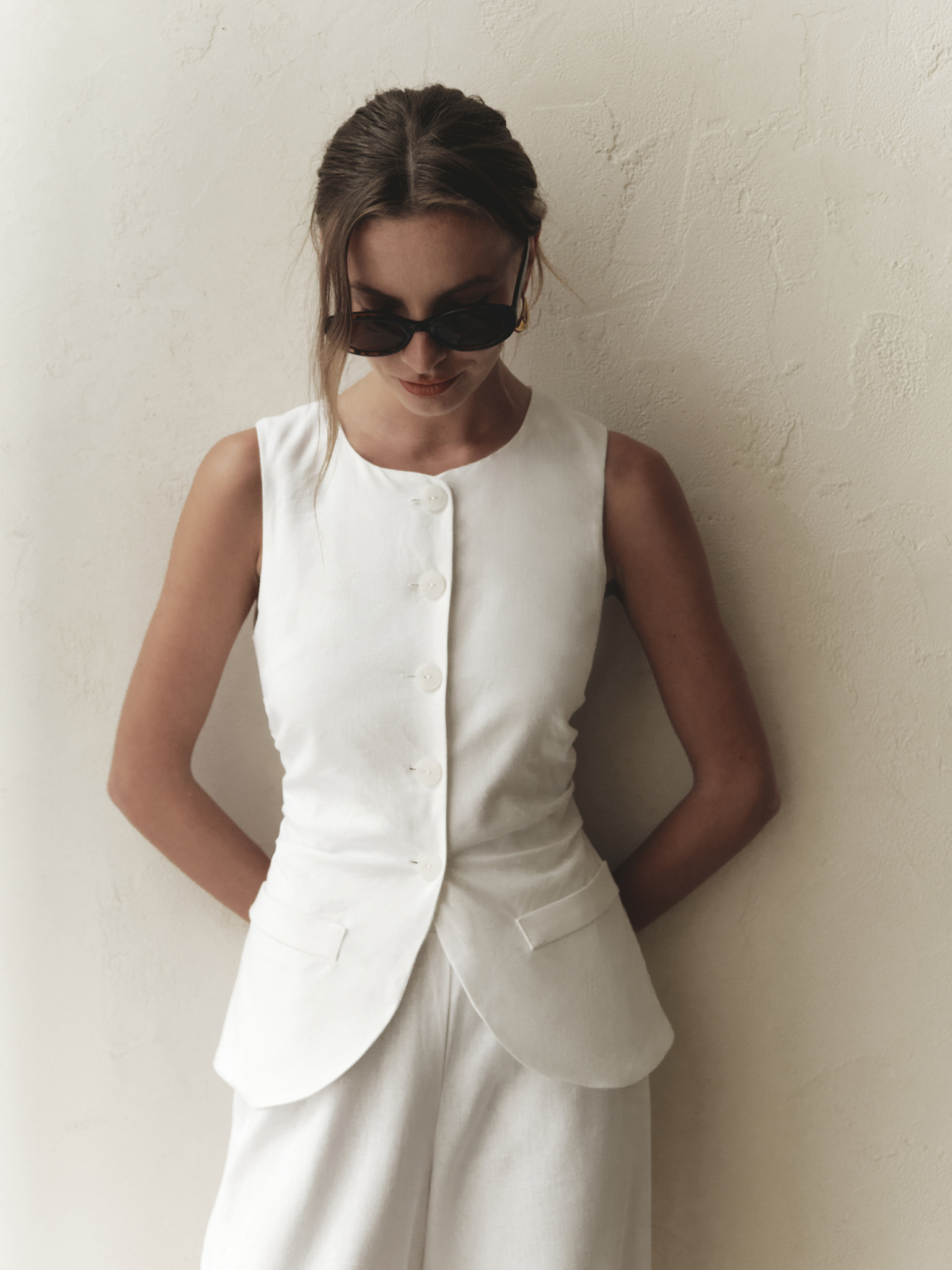 Fitted linen waistcoat