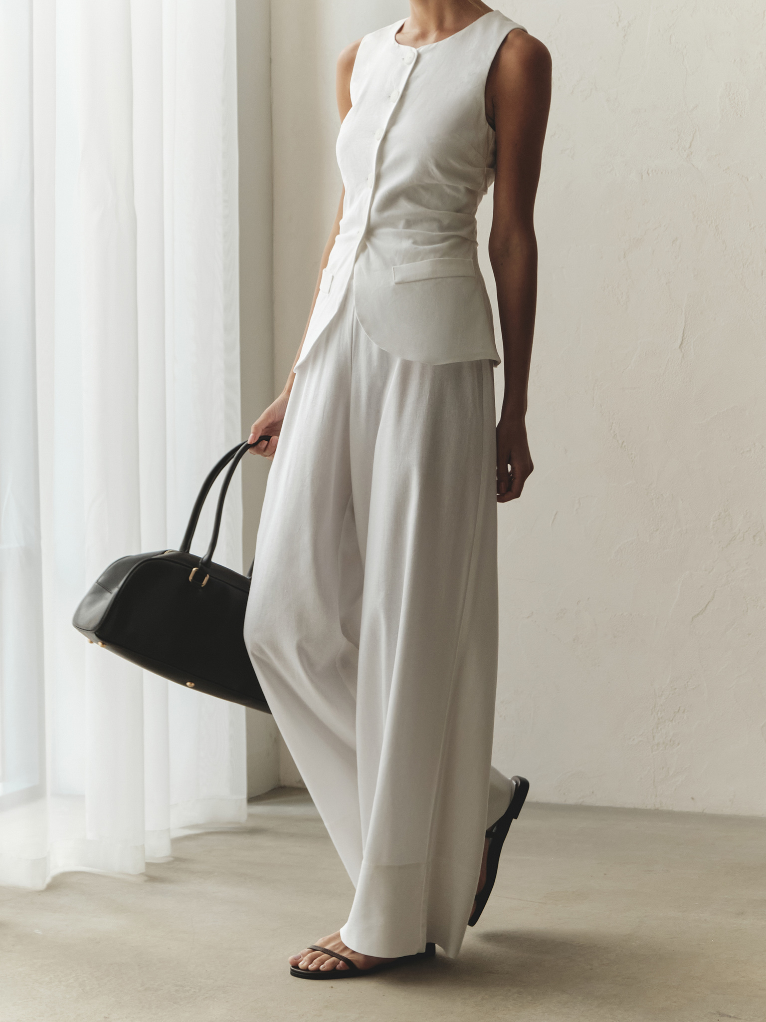 Loose linen trousers with waist ties