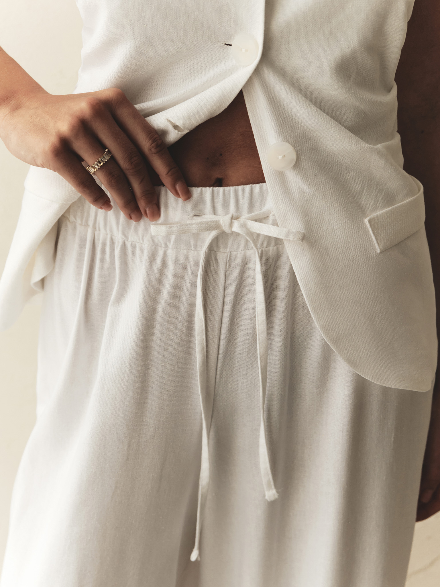 Loose linen trousers with waist ties