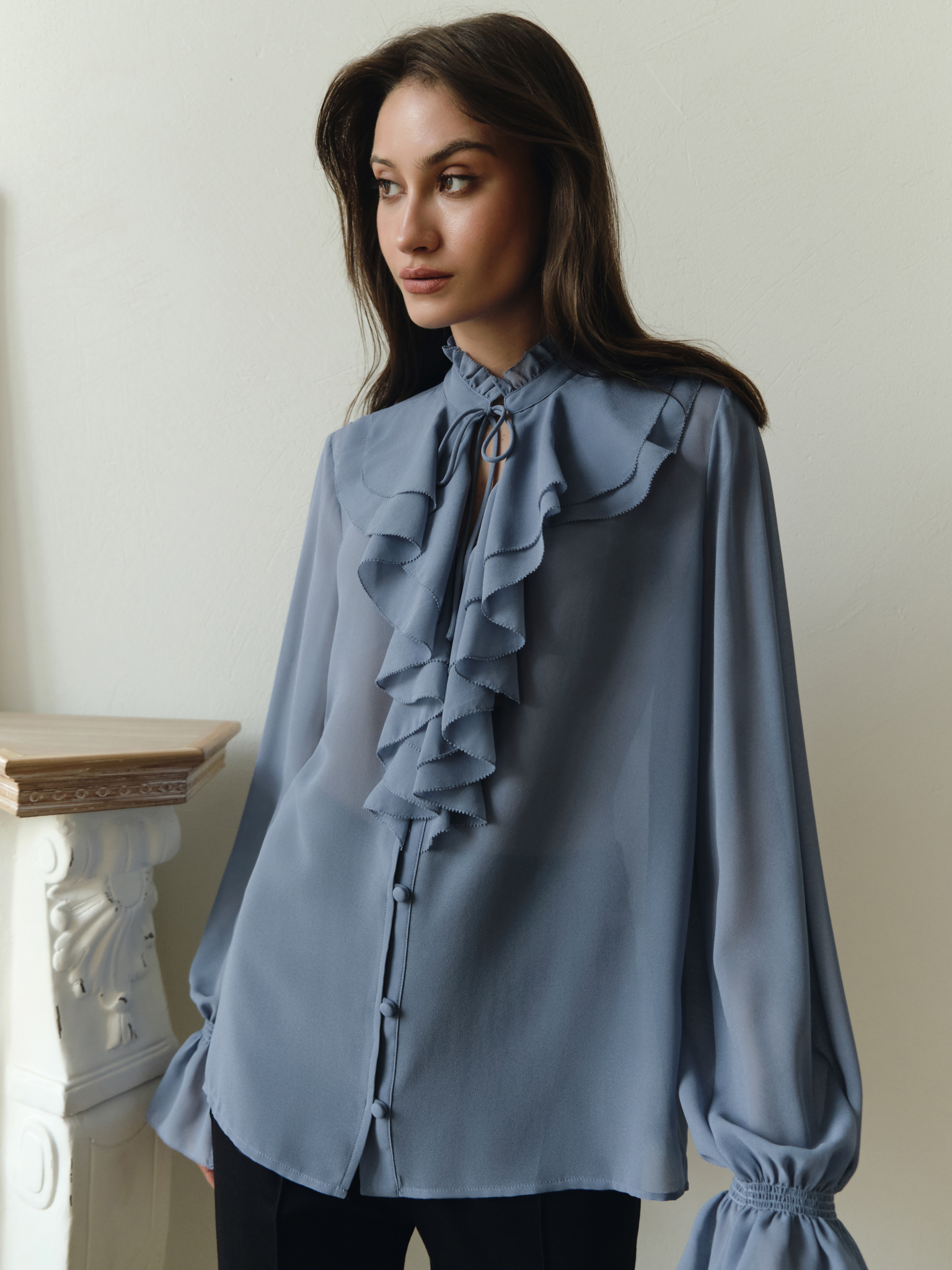 بلوزة خفيفة مع انتفاخات وربطات عنق عند الياقة