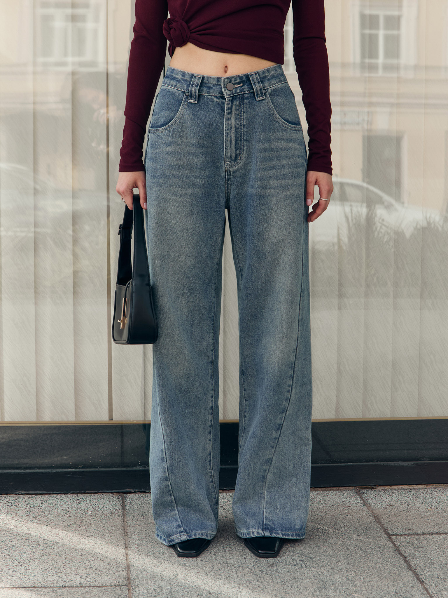 Rozkloszowane jeansy z ukośnymi szwami