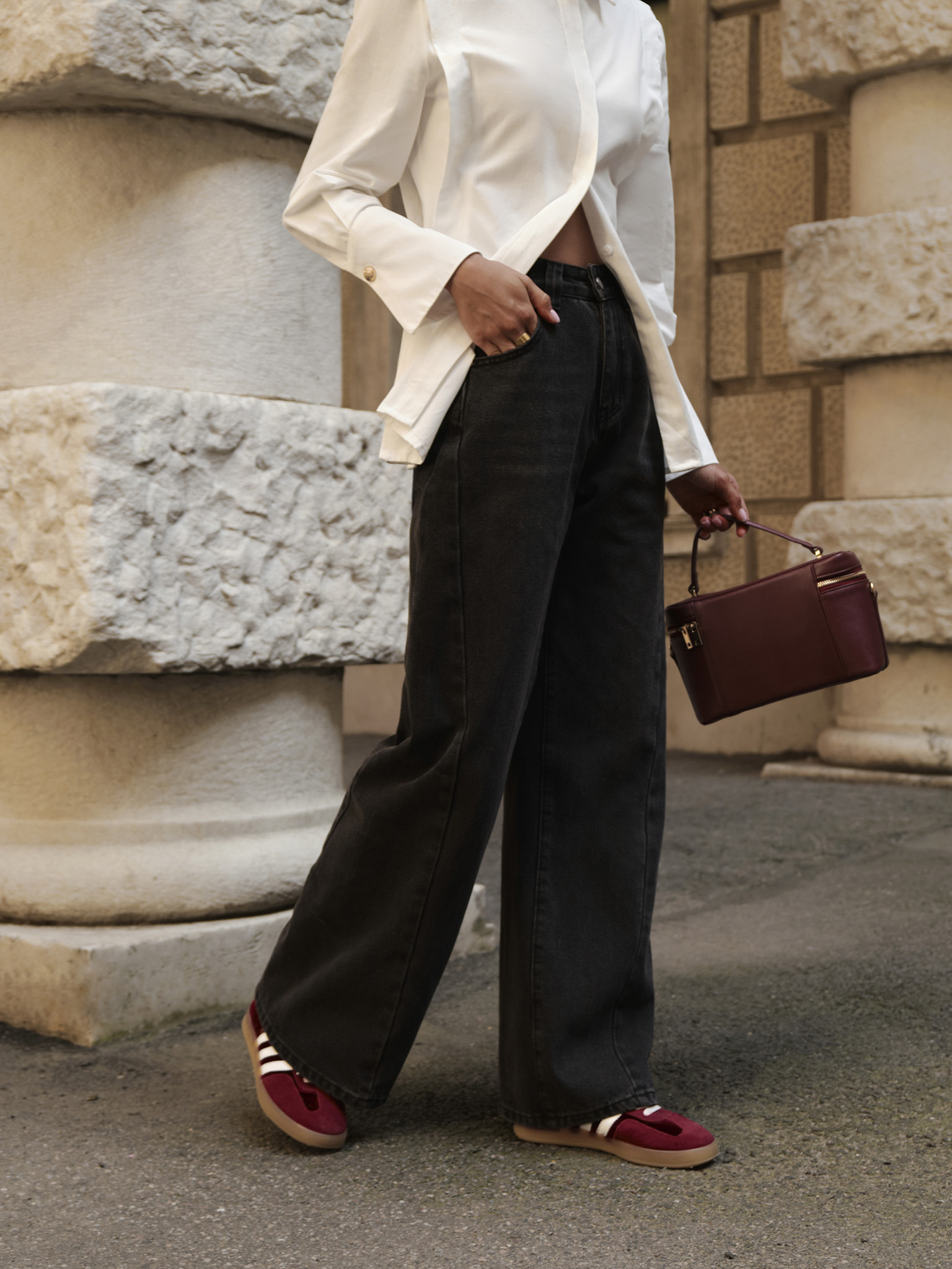 Flared jeans with diagonal seams