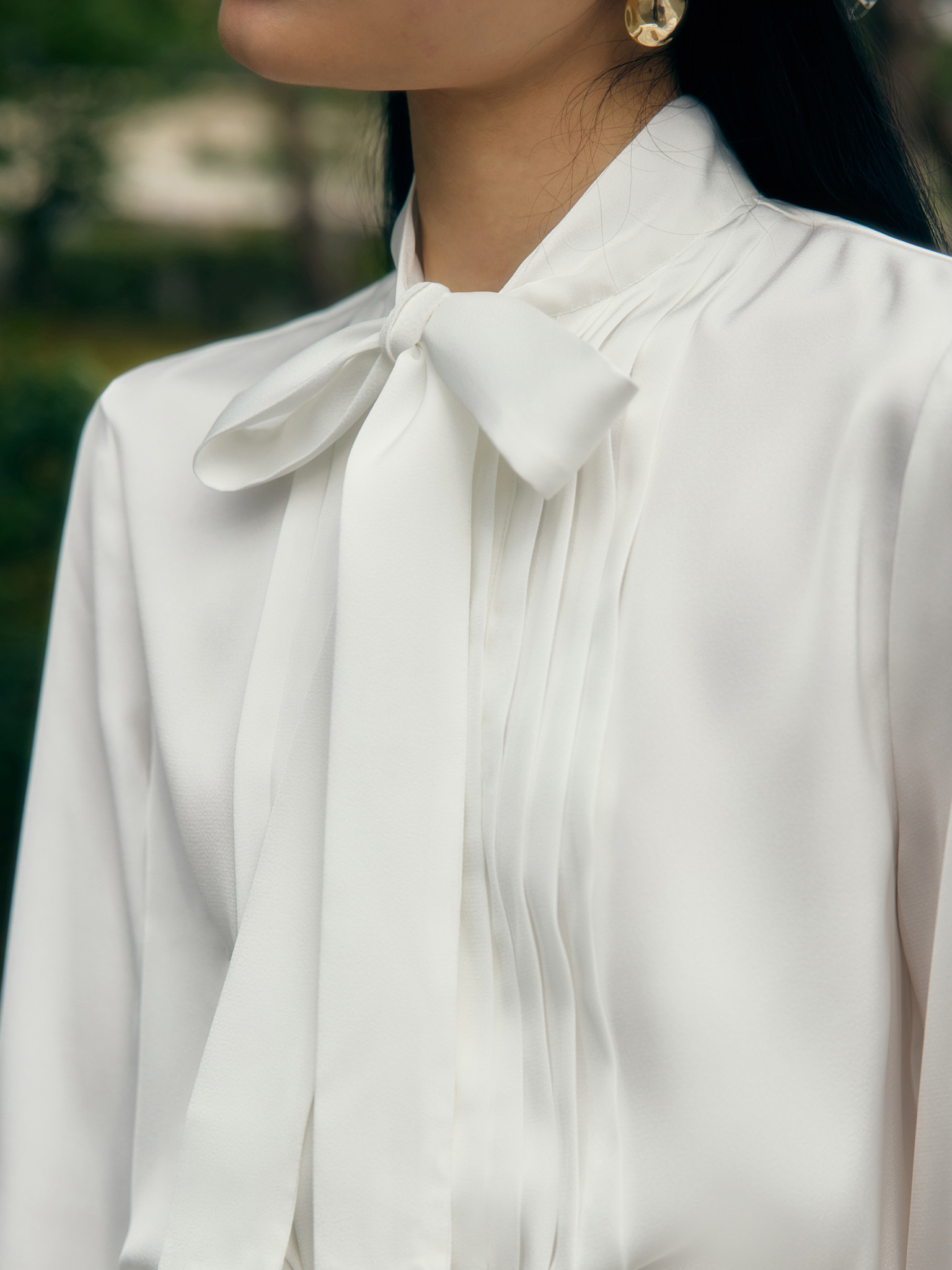 Lockere Bluse mit einer Schleife am Kragen